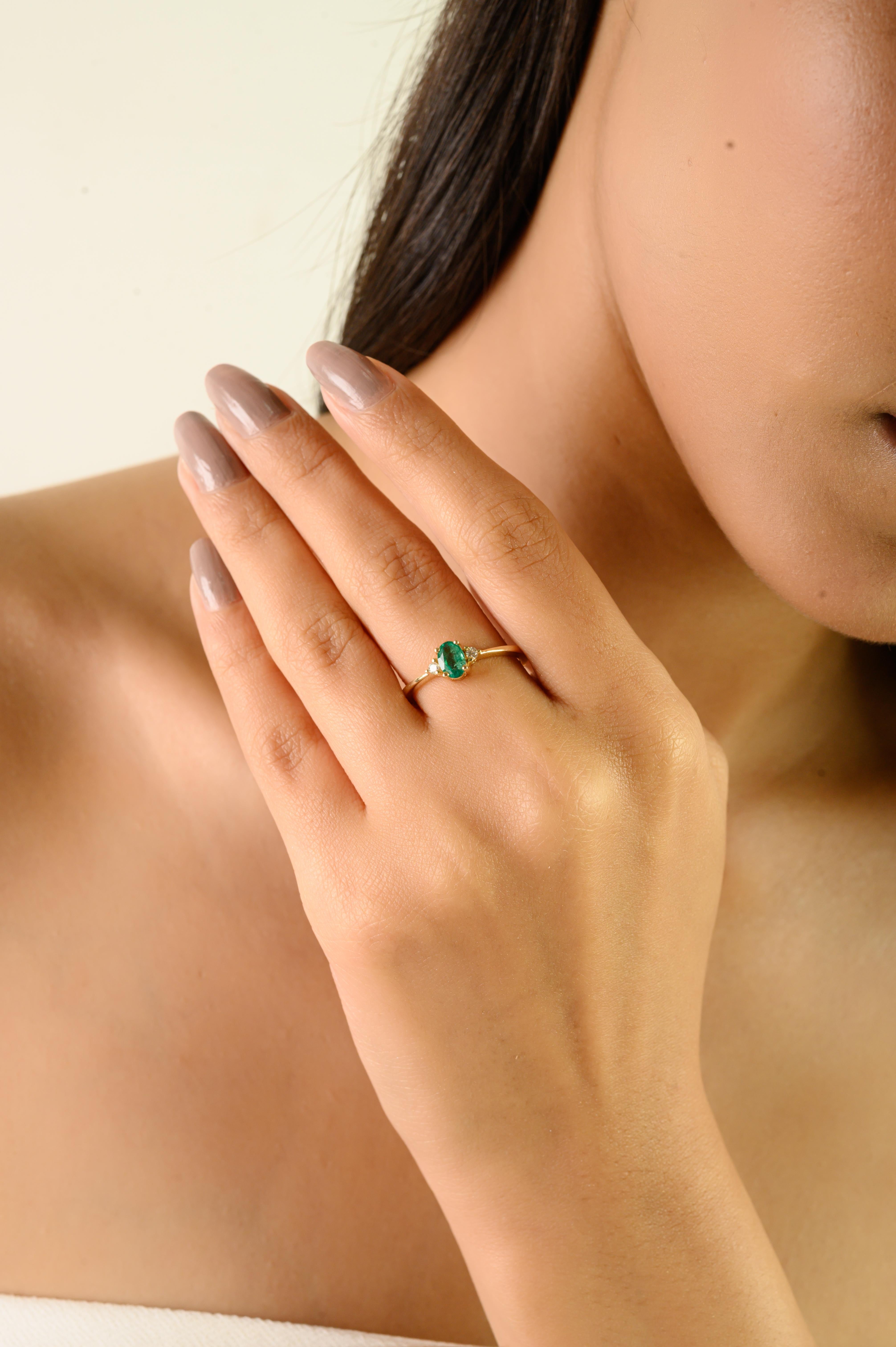 For Sale:  Minimal 14K Yellow Gold Three Stone Ring with Oval Cut Natural Emerald & Diamond 2