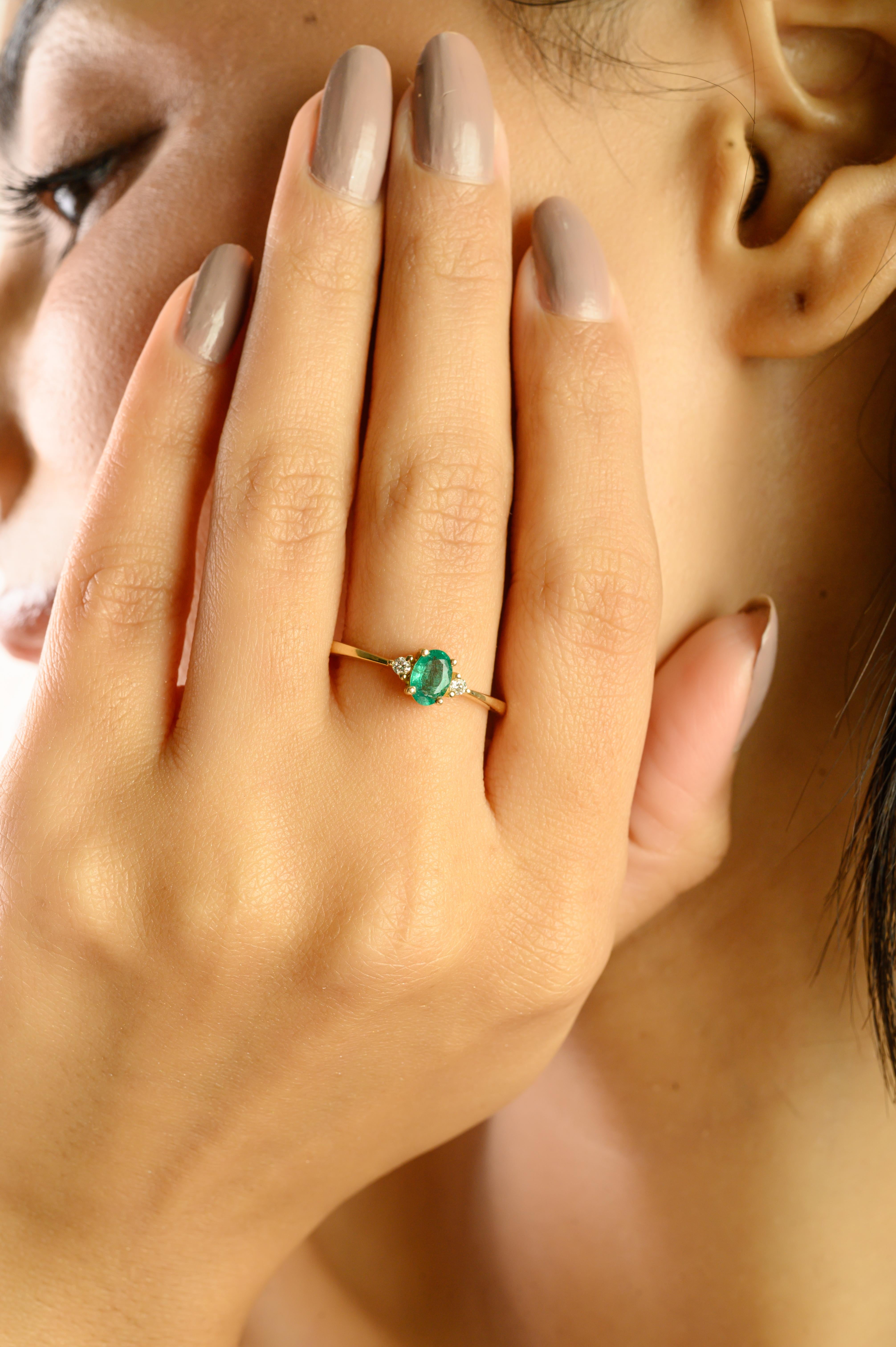 For Sale:  Minimal 14K Yellow Gold Three Stone Ring with Oval Cut Natural Emerald & Diamond 6