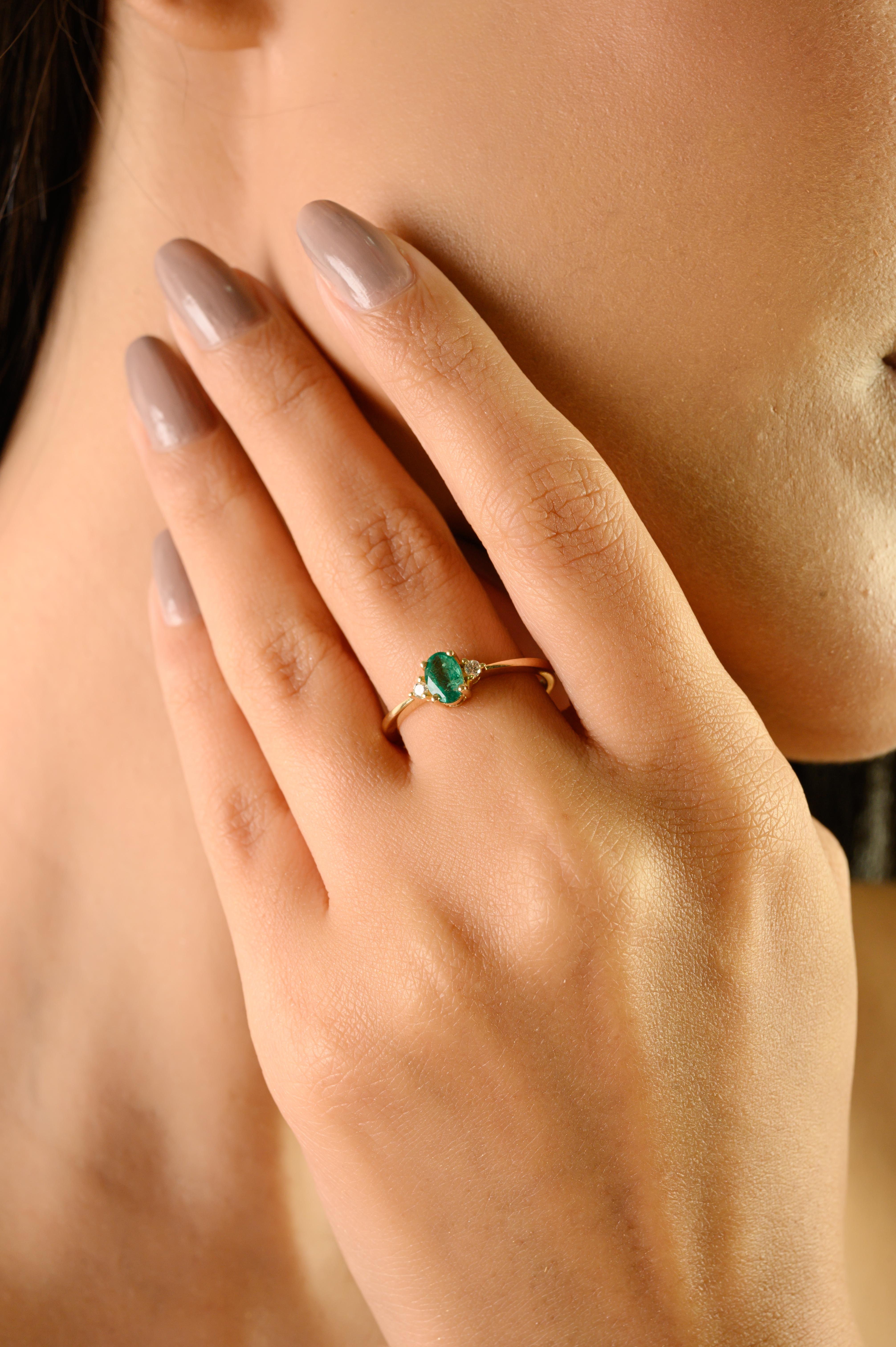 For Sale:  Minimal 14K Yellow Gold Three Stone Ring with Oval Cut Natural Emerald & Diamond 8