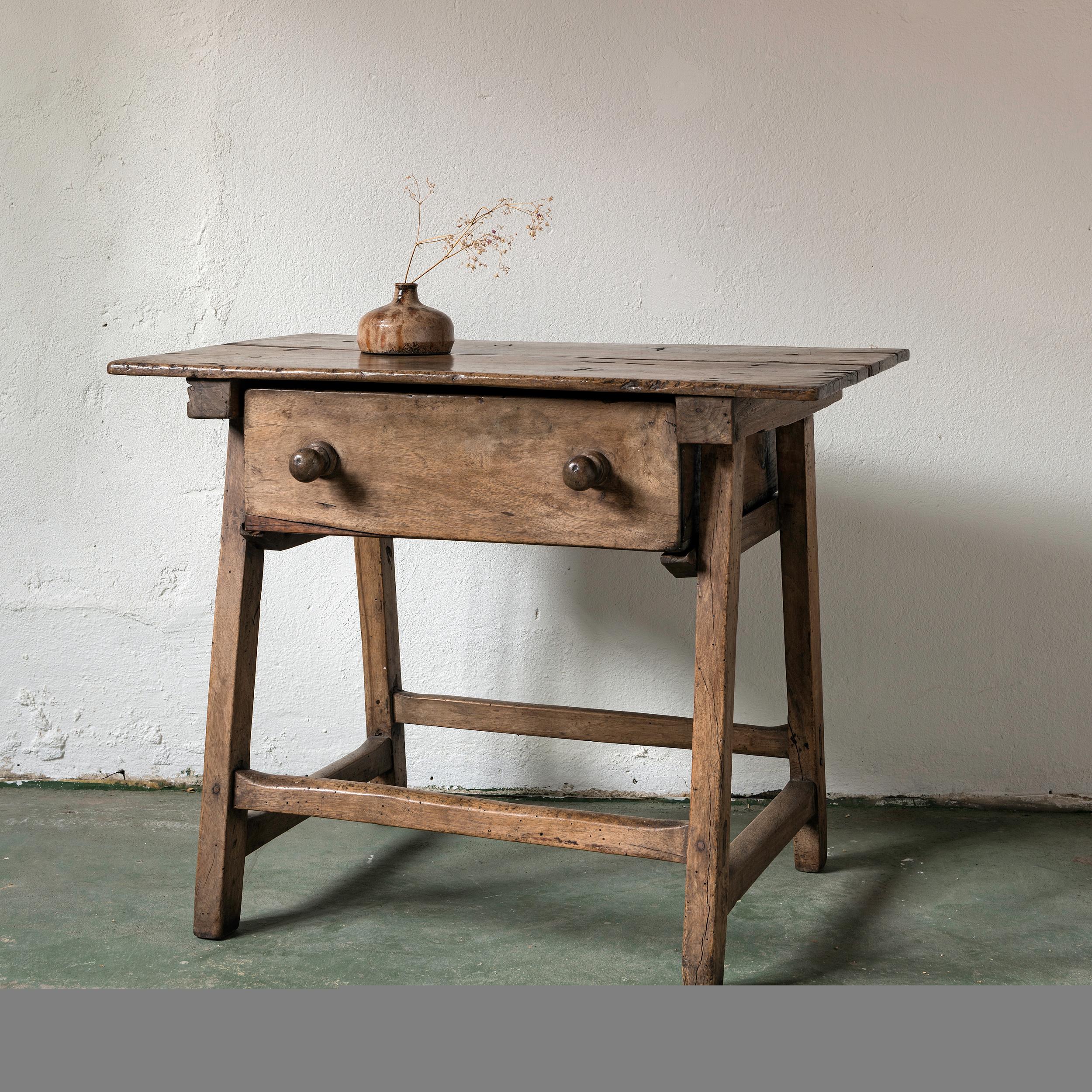Italian Minimal 17th Century Small Console or Side Table in Walnut