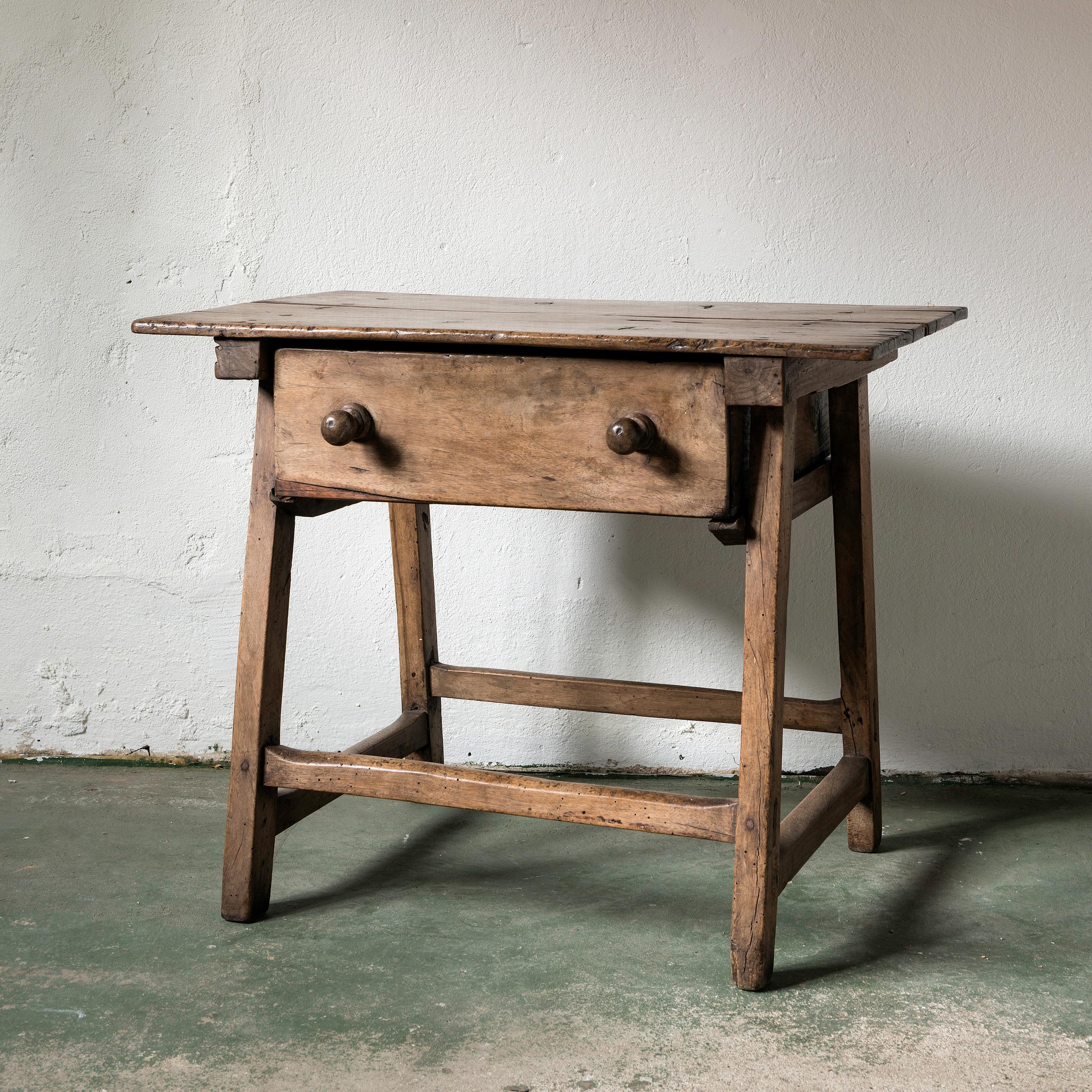 Minimal 17th Century Small Console or Side Table in Walnut In Good Condition In Jesteburg, DE