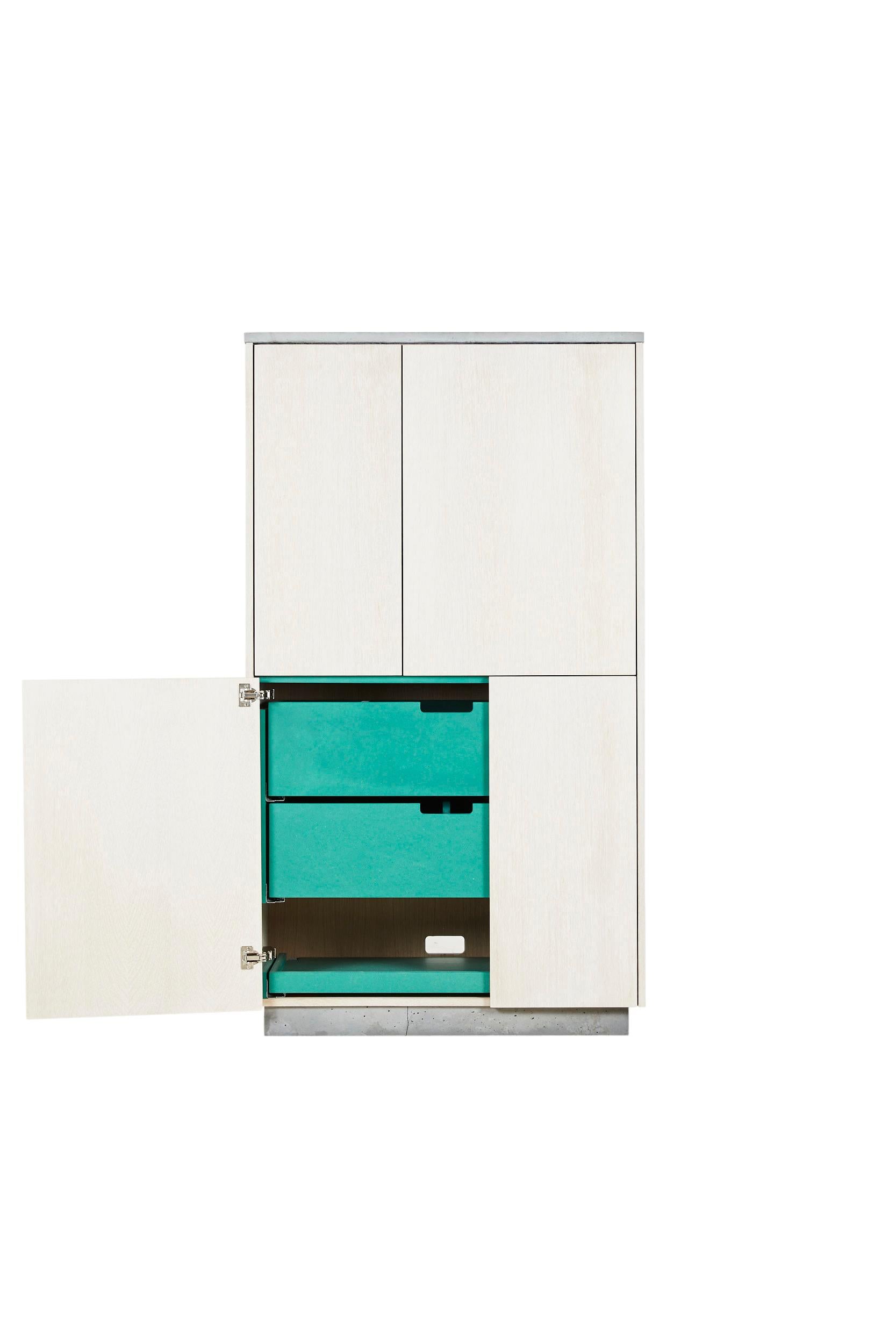 4-türiger „Janice Armoire“ aus Beton, weißer Eiche und mintgrünem Interieur (21. Jahrhundert und zeitgenössisch) im Angebot