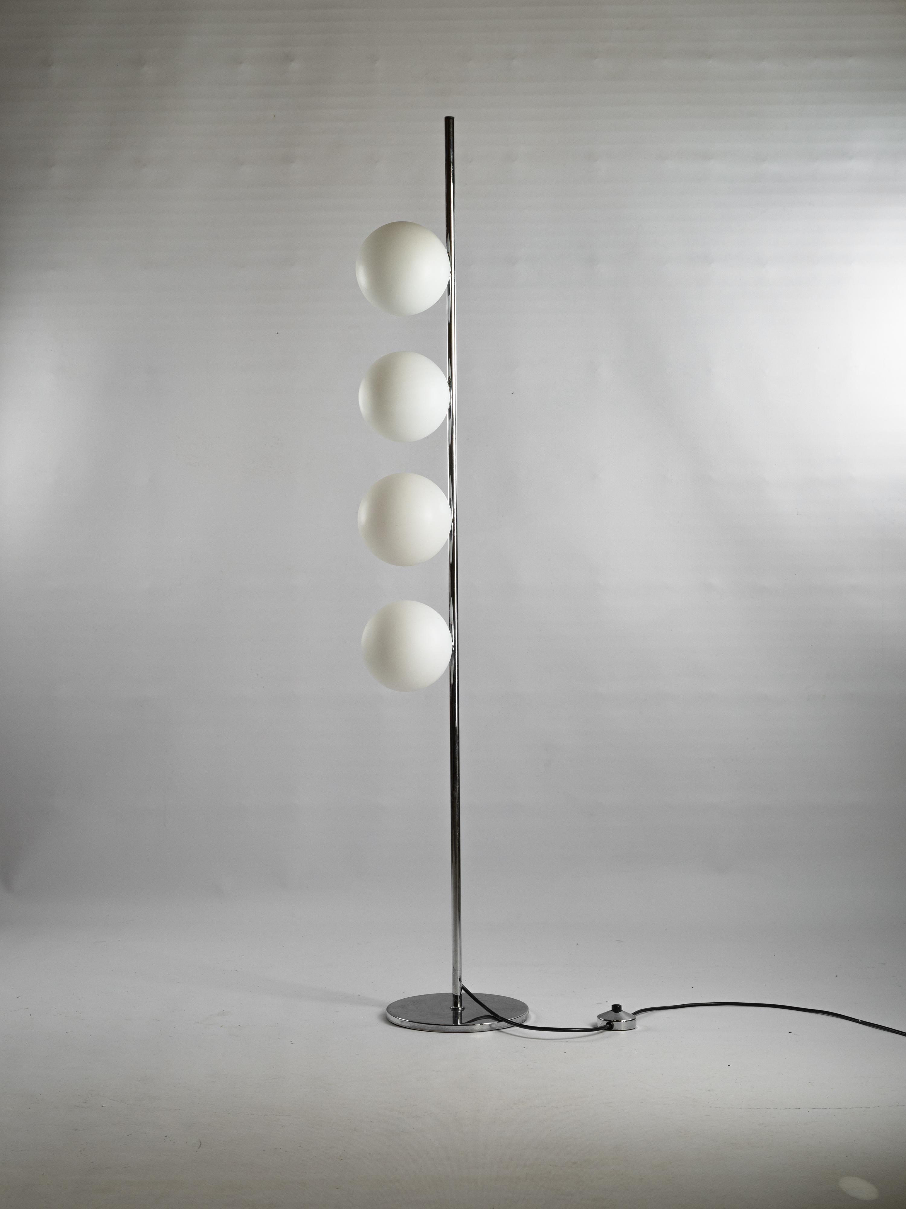 Questa lampada da terra italiana degli anni '70 combina un elegante design modernista con un'eleganza senza tempo. Presenta una struttura sottile e verticale realizzata in metallo cromato, con una finitura minimalista e riflettente. La lampada è