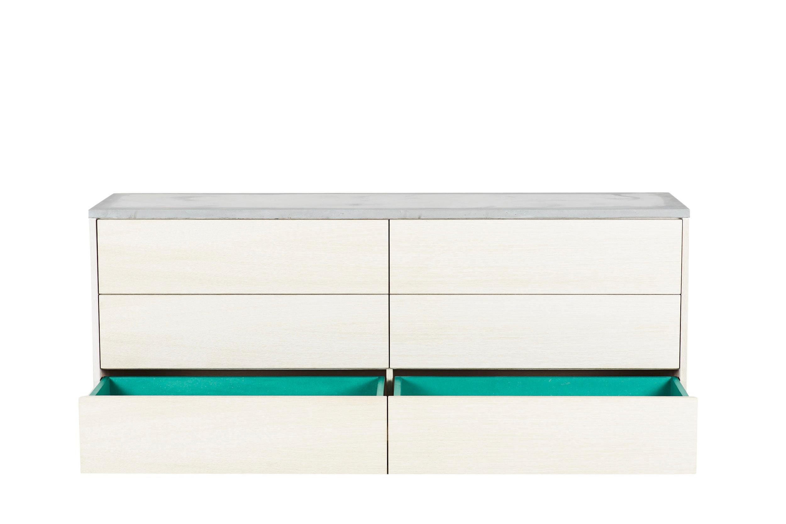 Kommode „Janice Dresser“ mit 6 Schubladen aus Beton, weißer Eiche und mintgrünem Interieur (Minimalistisch) im Angebot