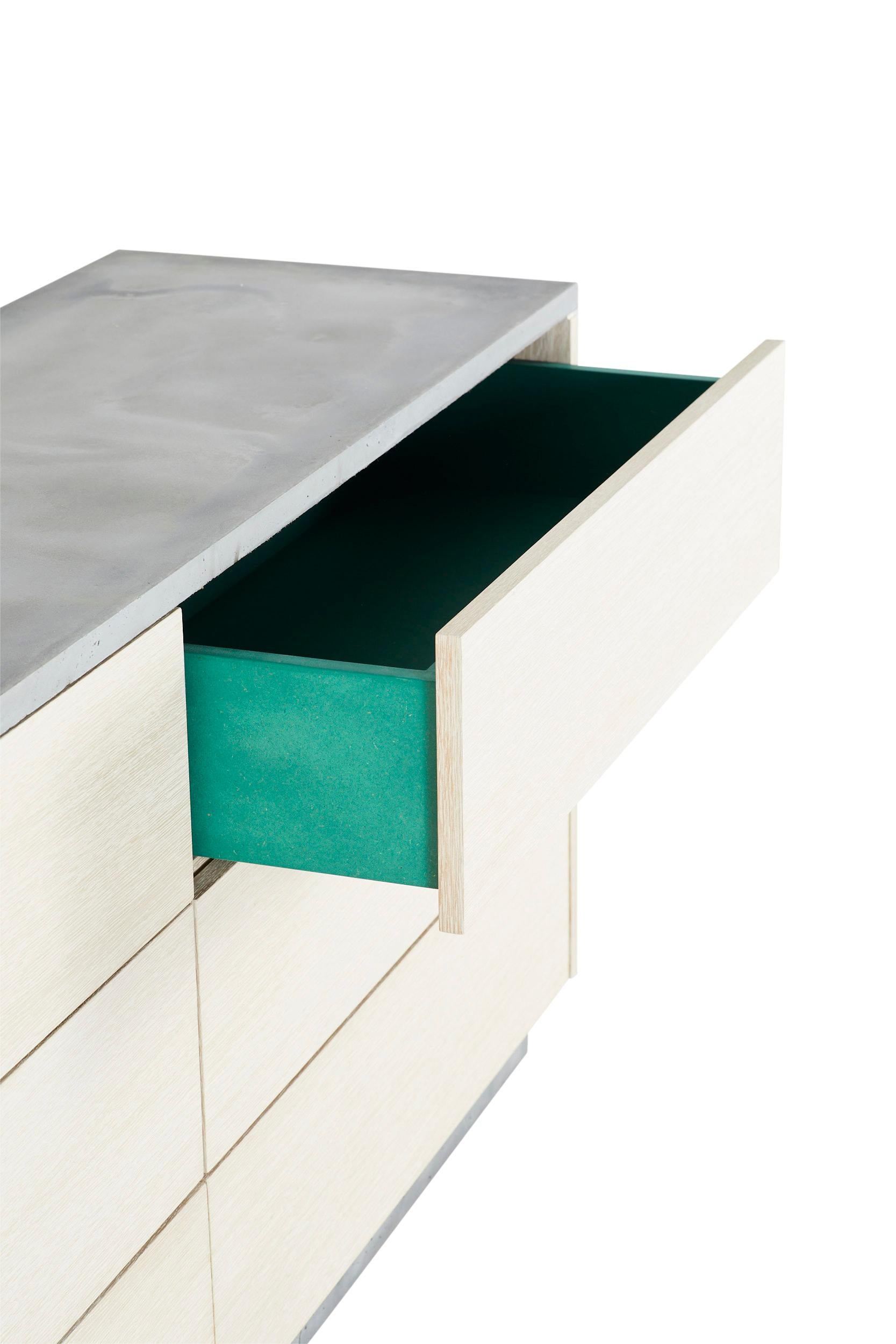 Kommode „Janice Dresser“ mit 6 Schubladen aus Beton, weißer Eiche und mintgrünem Interieur (amerikanisch) im Angebot