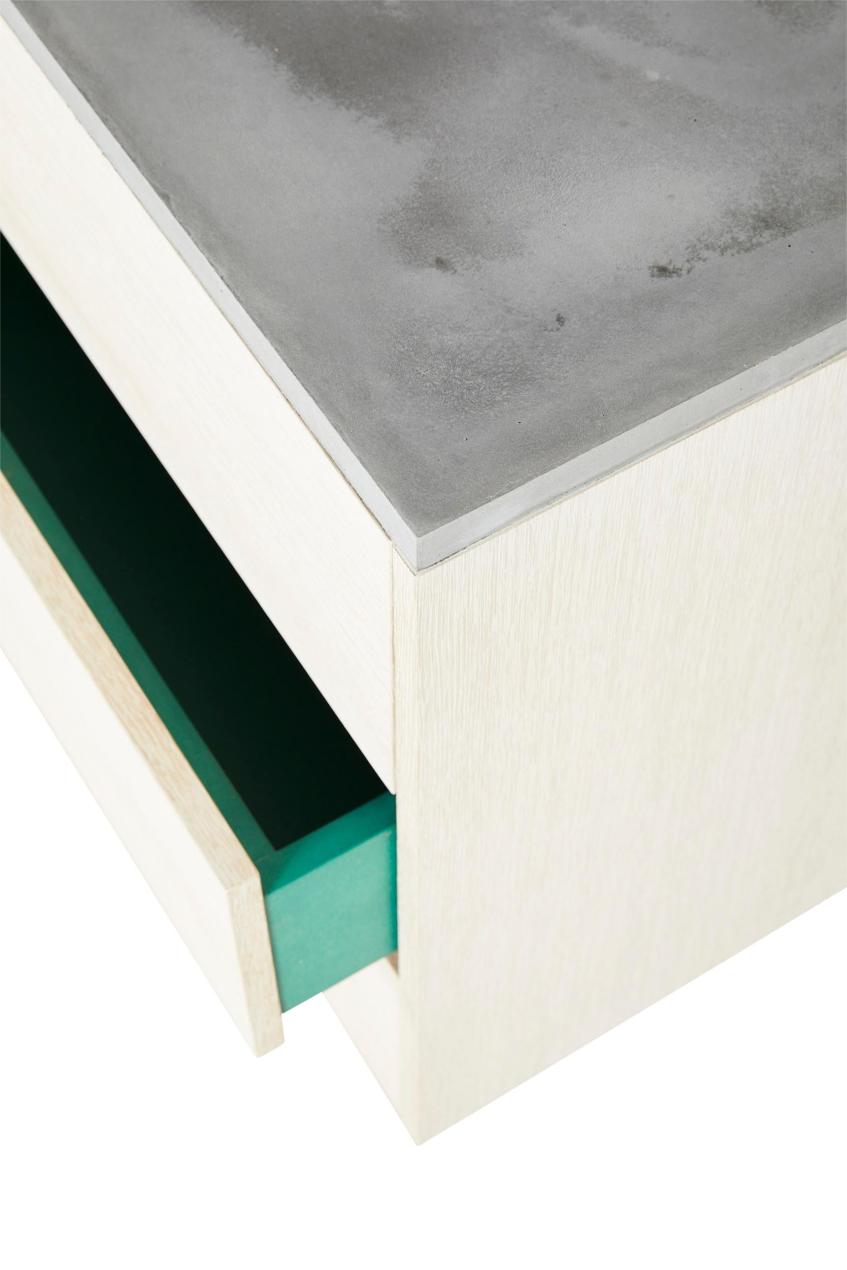 Kommode „Janice Dresser“ mit 6 Schubladen aus Beton, weißer Eiche und mintgrünem Interieur (Gegossen) im Angebot