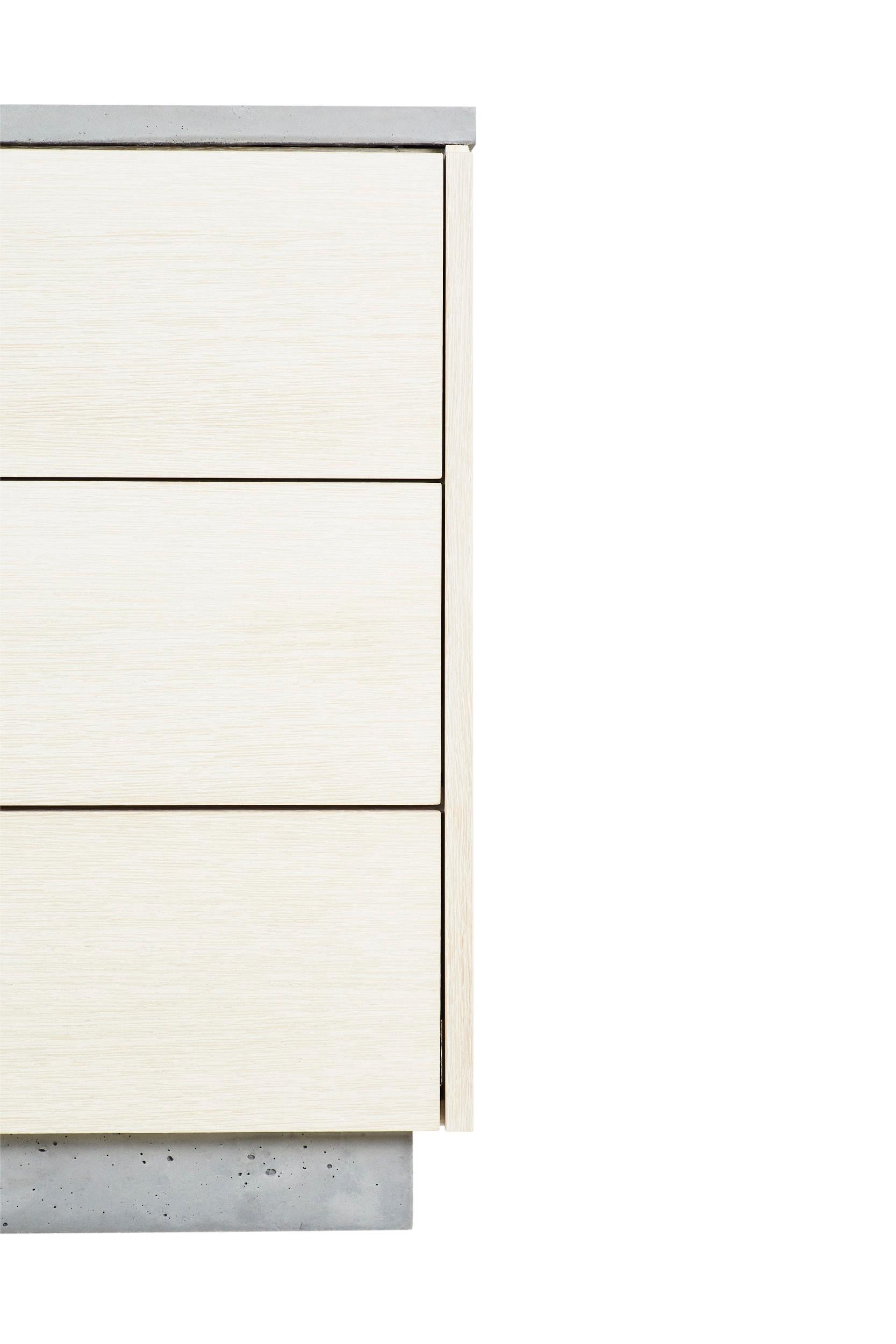 Kommode „Janice Dresser“ mit 6 Schubladen aus Beton, weißer Eiche und mintgrünem Interieur im Zustand „Neu“ im Angebot in Biddeford, ME