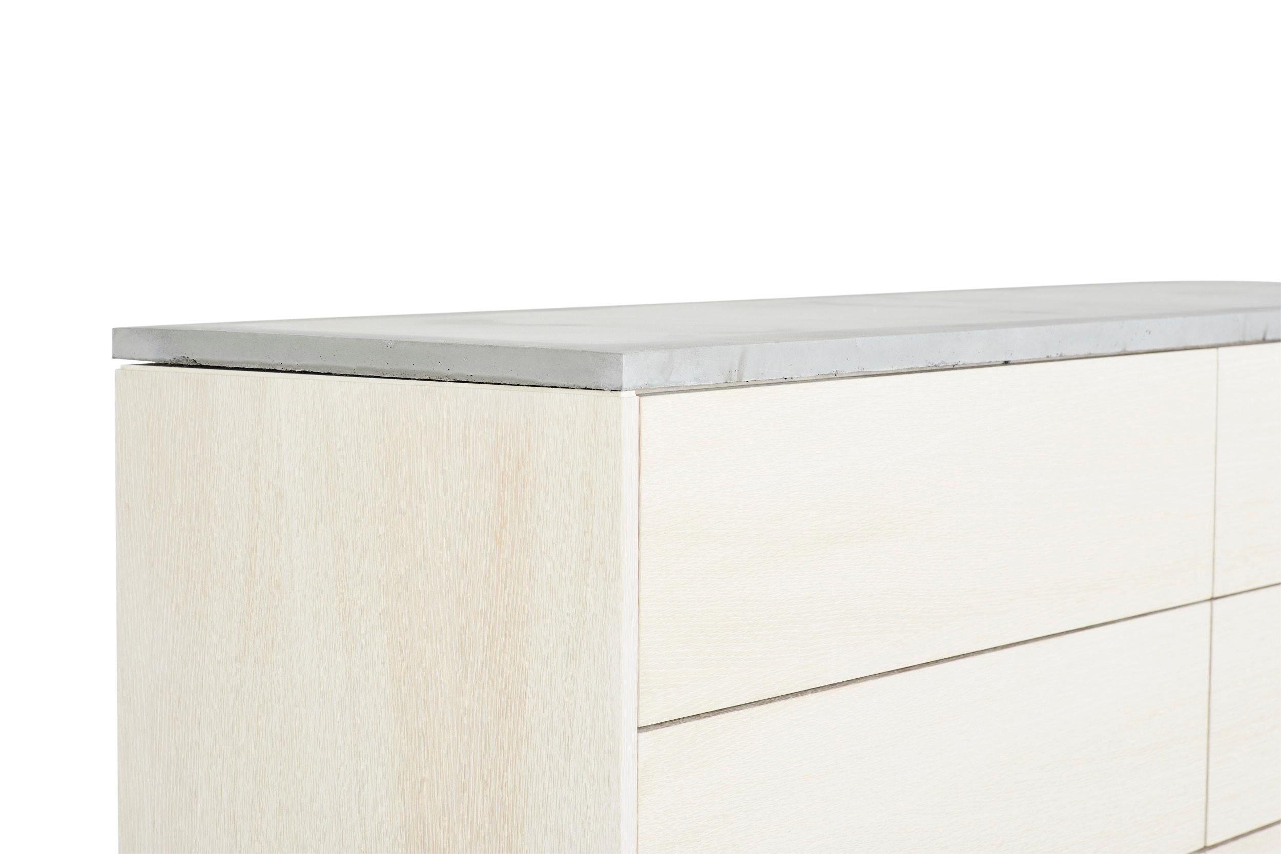 Kommode „Janice Dresser“ mit 6 Schubladen aus Beton, weißer Eiche und mintgrünem Interieur (21. Jahrhundert und zeitgenössisch) im Angebot
