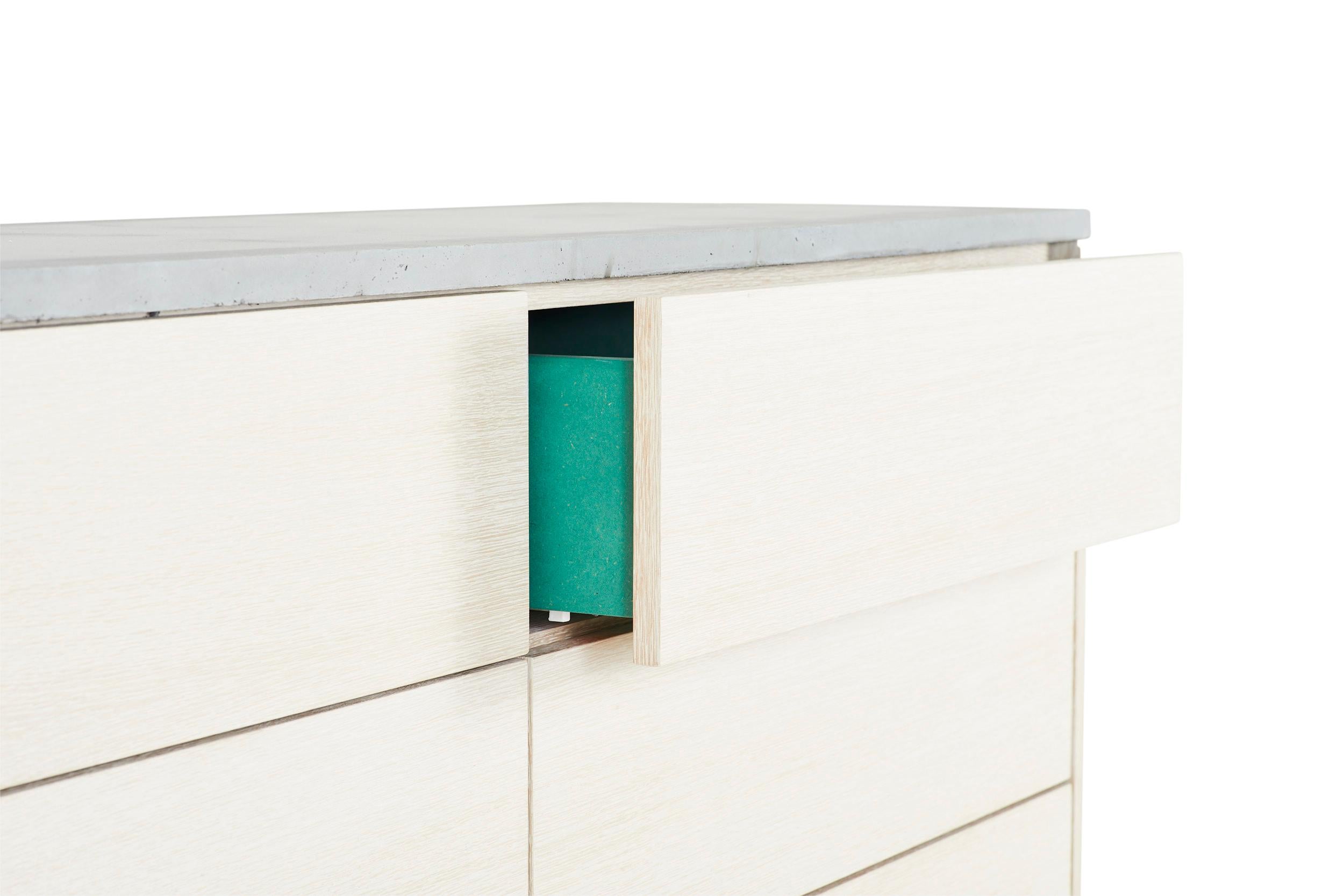Kommode „Janice Dresser“ mit 6 Schubladen aus Beton, weißer Eiche und mintgrünem Interieur im Angebot 1