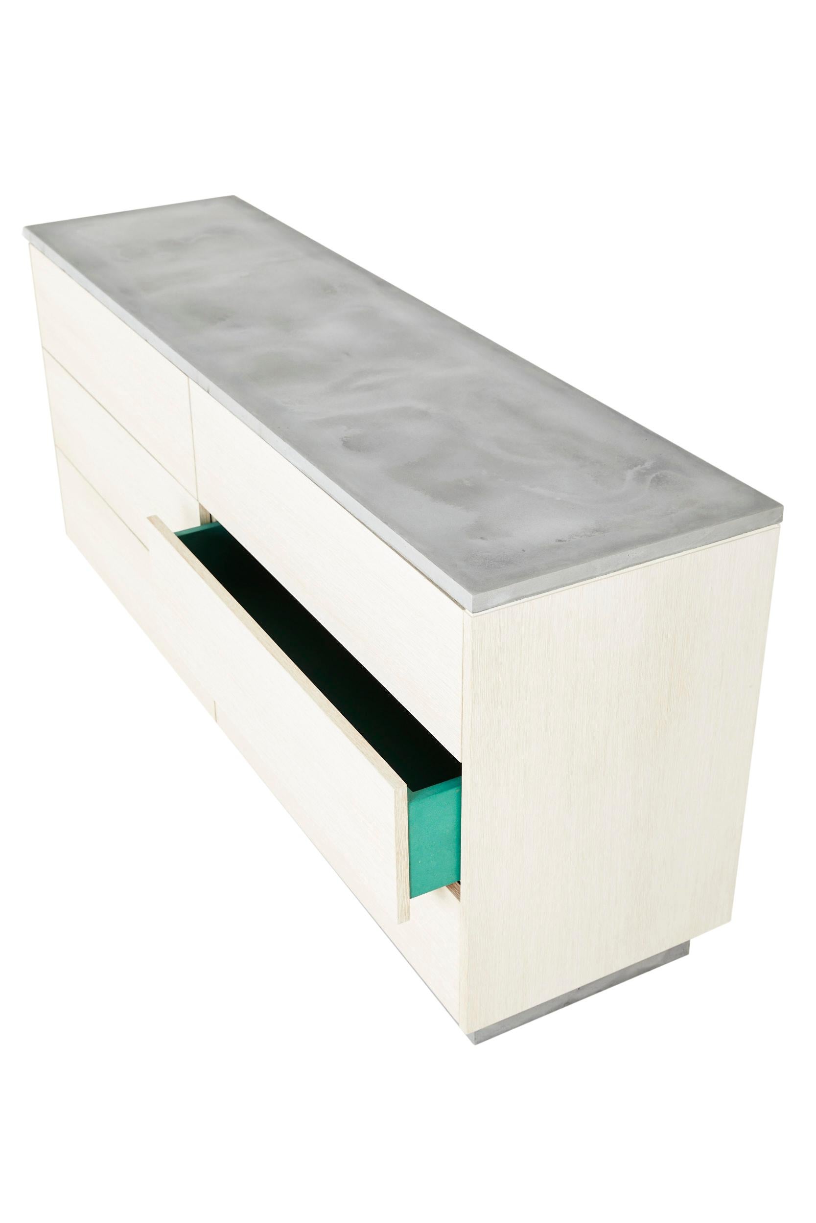 Kommode „Janice Dresser“ mit 6 Schubladen aus Beton, weißer Eiche und mintgrünem Interieur im Angebot 2