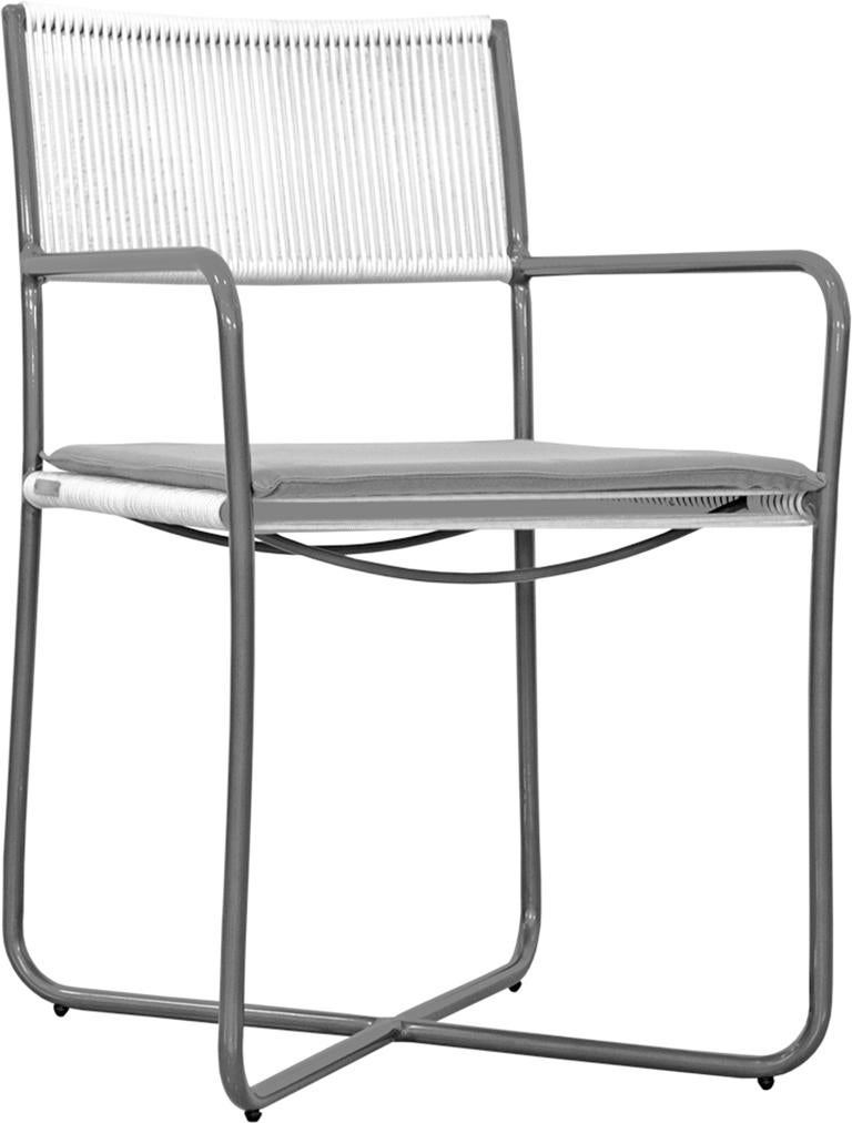 Chaise de style minimaliste et moderne avec bras en métal et motif de corde nautique en vente 1