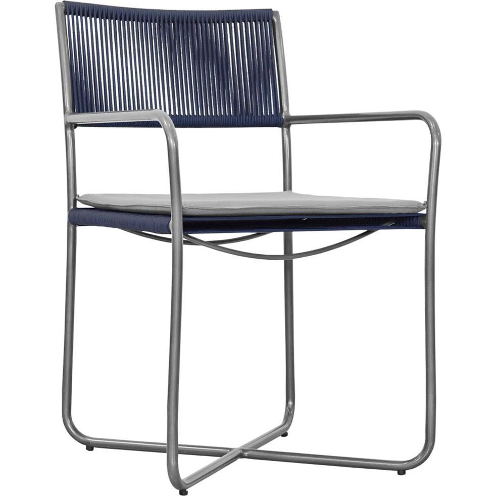 Chaise de style minimaliste et moderne avec bras en métal et motif de corde nautique en vente