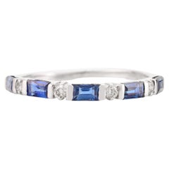 Bague d'éternité minimaliste en or blanc 14 carats avec saphir bleu baguette et diamant