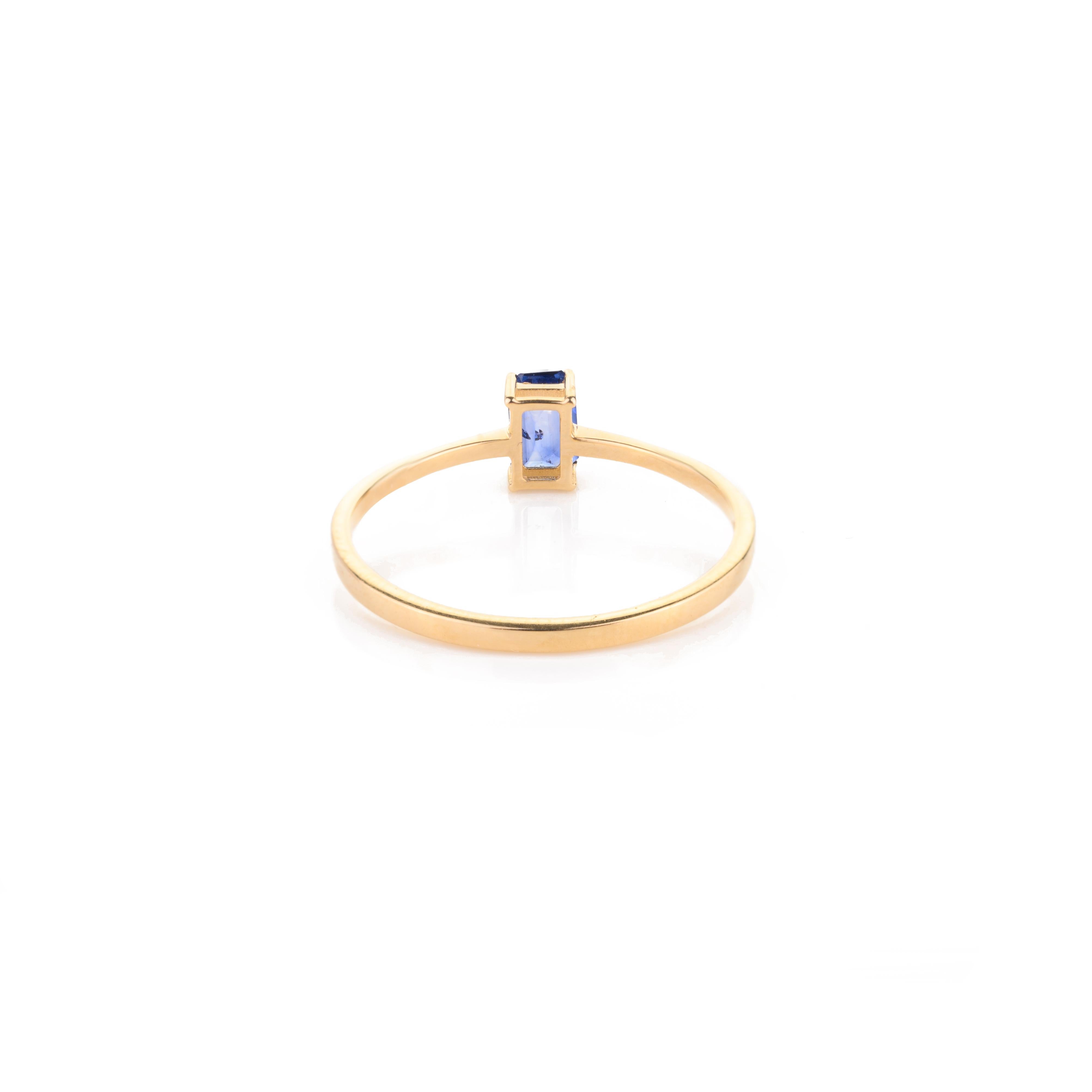 En vente :  Bague minimaliste en or jaune massif 18 carats avec saphir bleu taille baguette 5
