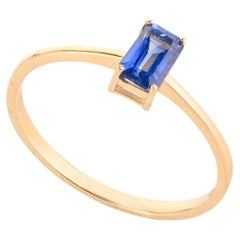 Bague minimaliste en or jaune massif 18 carats avec saphir bleu taille baguette