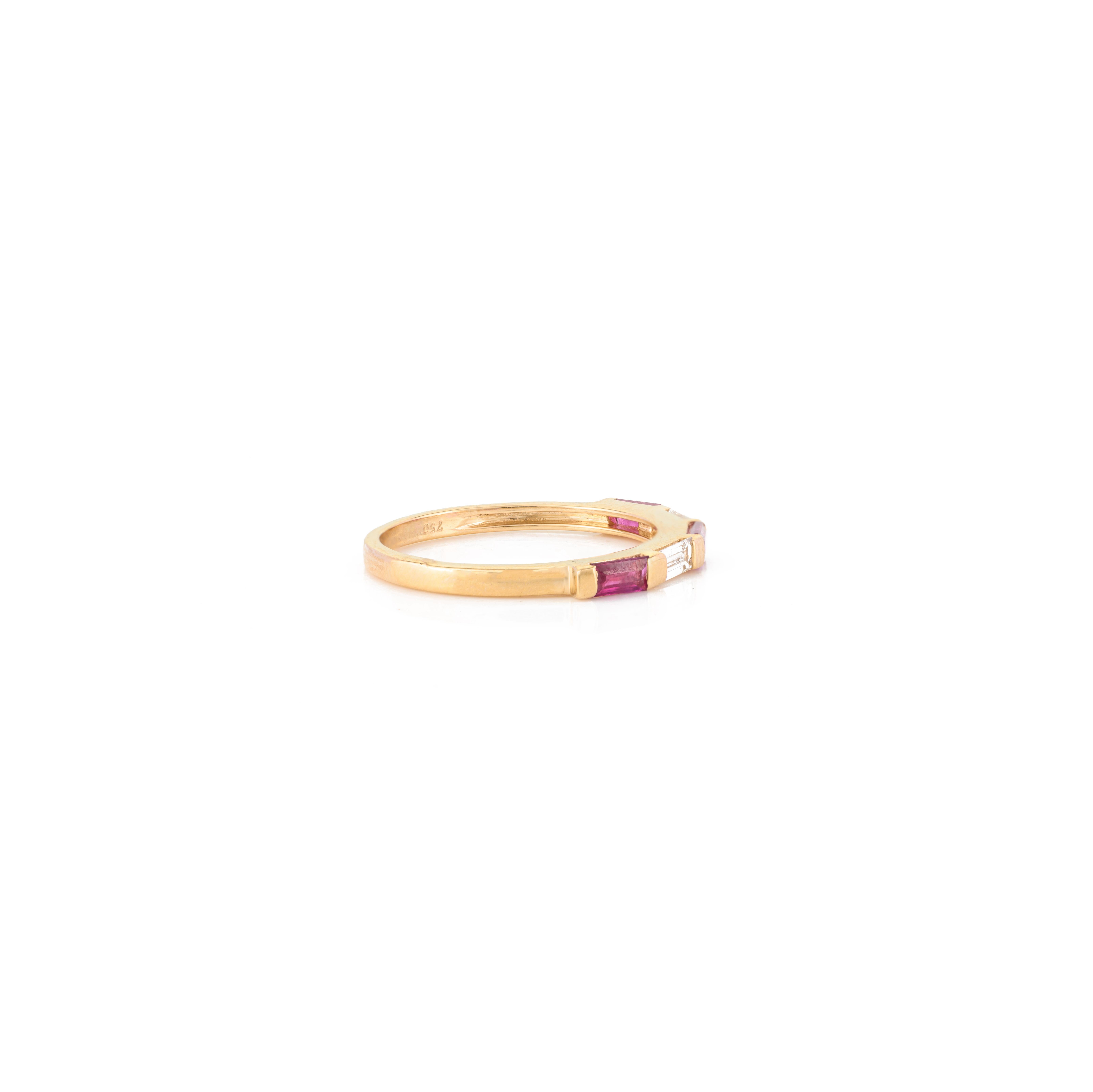 Im Angebot: Minimaler stapelbarer Baguette-Rubin-Diamant-Ring aus 18 Karat Gelbgold () 3