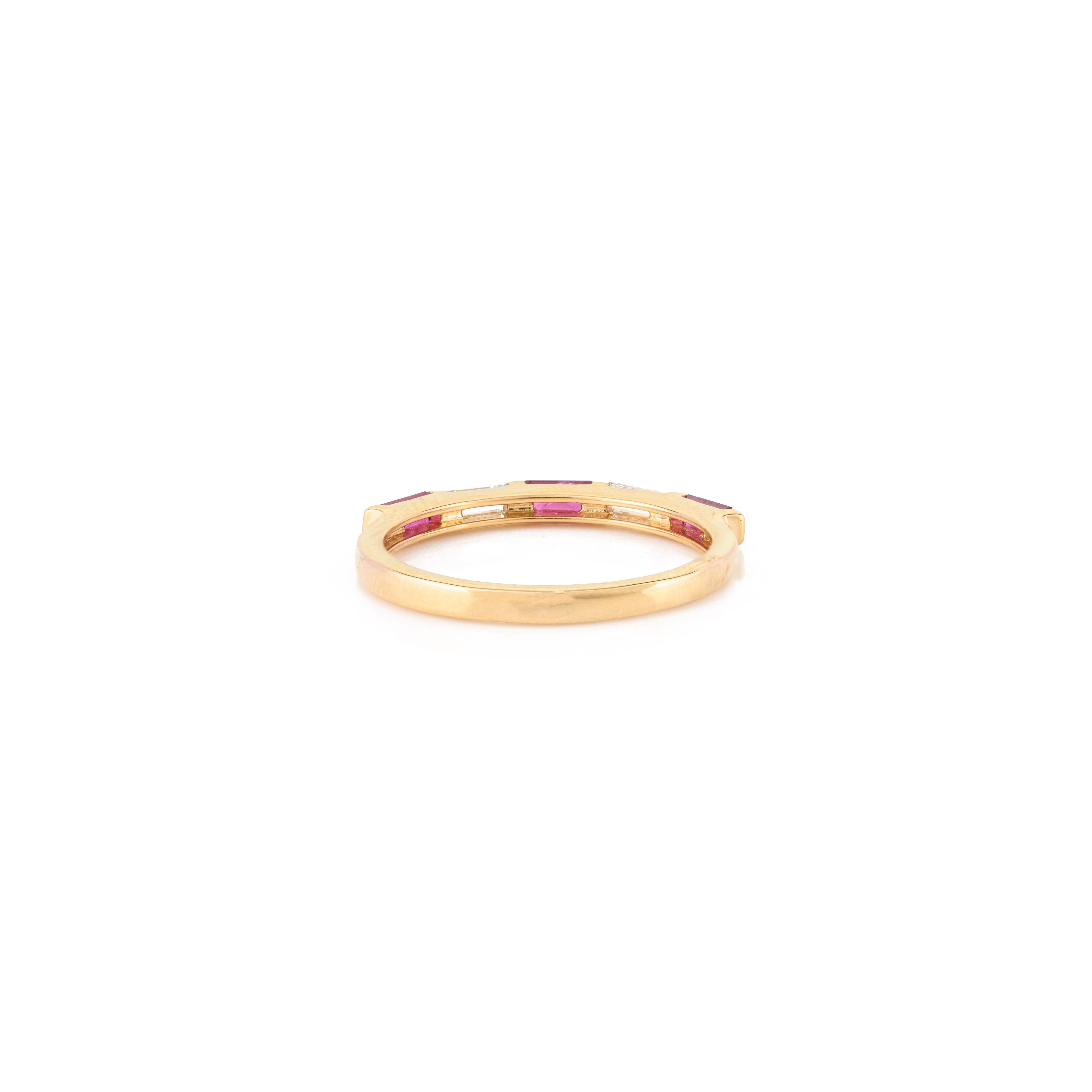 Im Angebot: Minimaler stapelbarer Baguette-Rubin-Diamant-Ring aus 18 Karat Gelbgold () 5