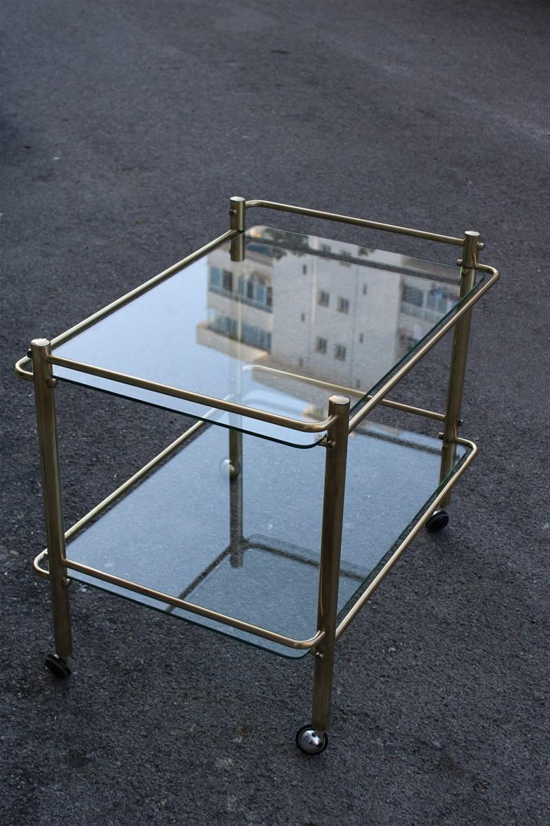 Carrito de bar minimalista de diseño italiano Latón dorado de los años 70 Tapa de cristal transparente en venta 4