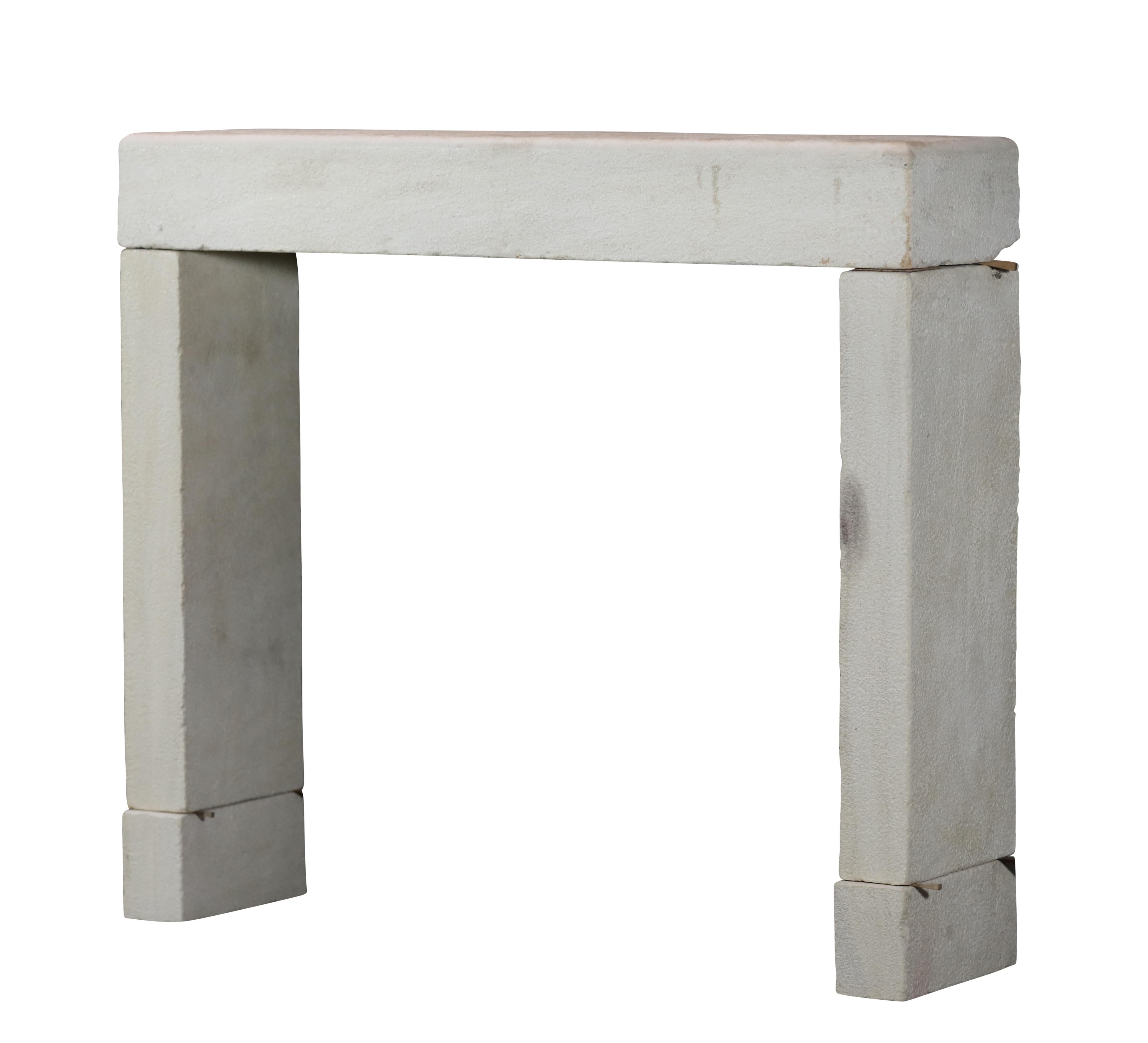 Mínimo Entorno de Chimenea de Piedra Caliza Beige Para una Decoración Intemporal en venta 3