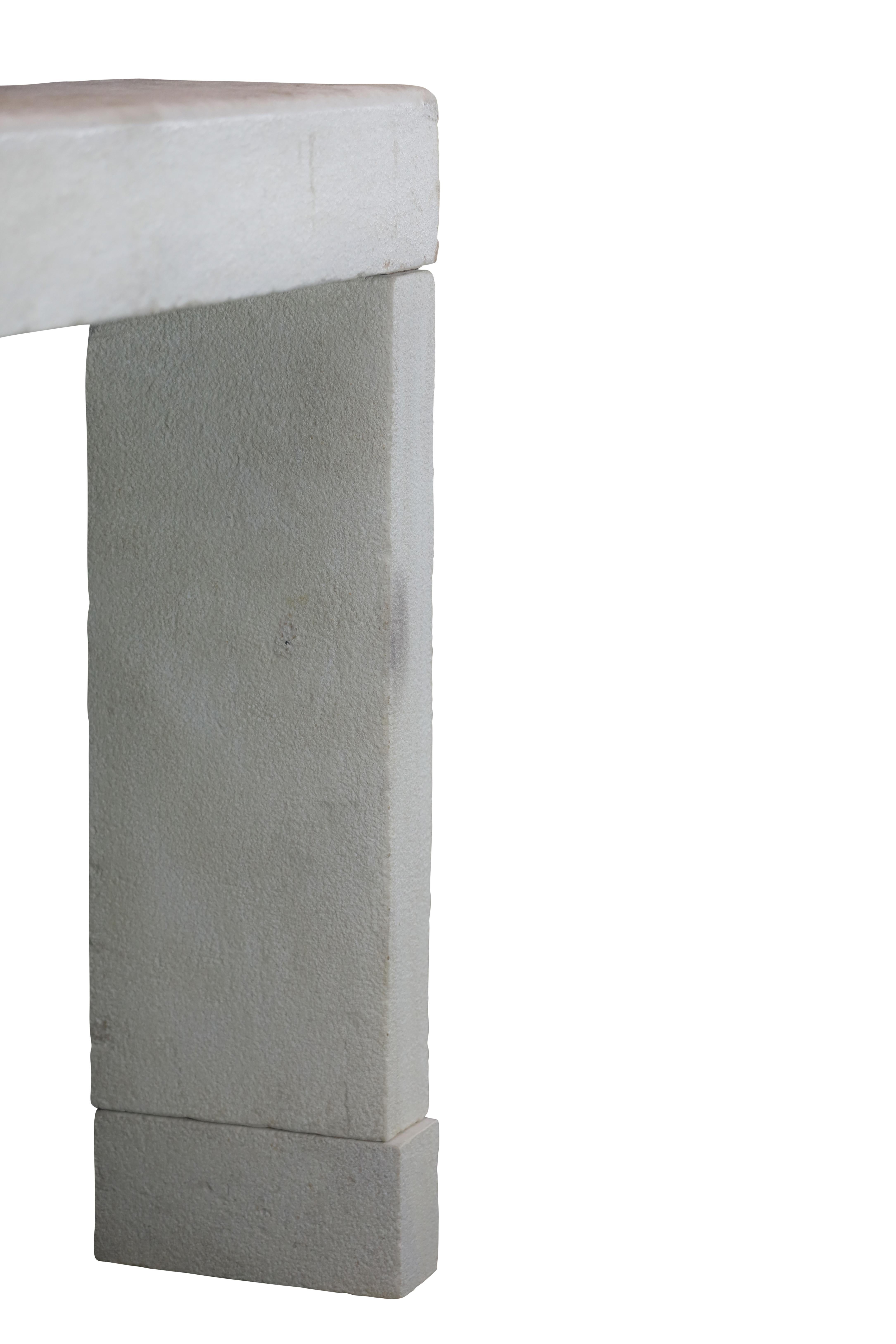 Mínimo Entorno de Chimenea de Piedra Caliza Beige Para una Decoración Intemporal en venta 5