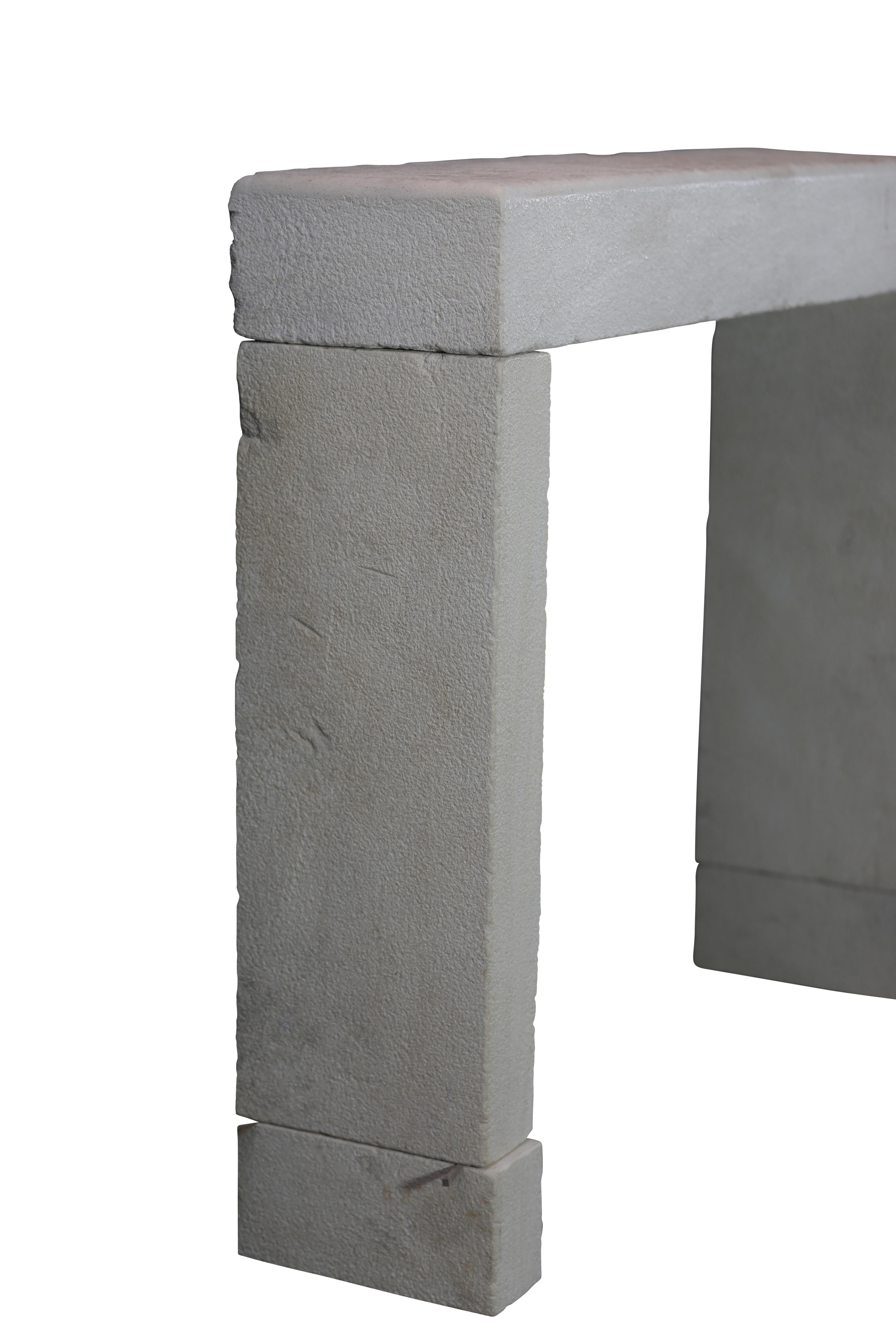 Mínimo Entorno de Chimenea de Piedra Caliza Beige Para una Decoración Intemporal en venta 6