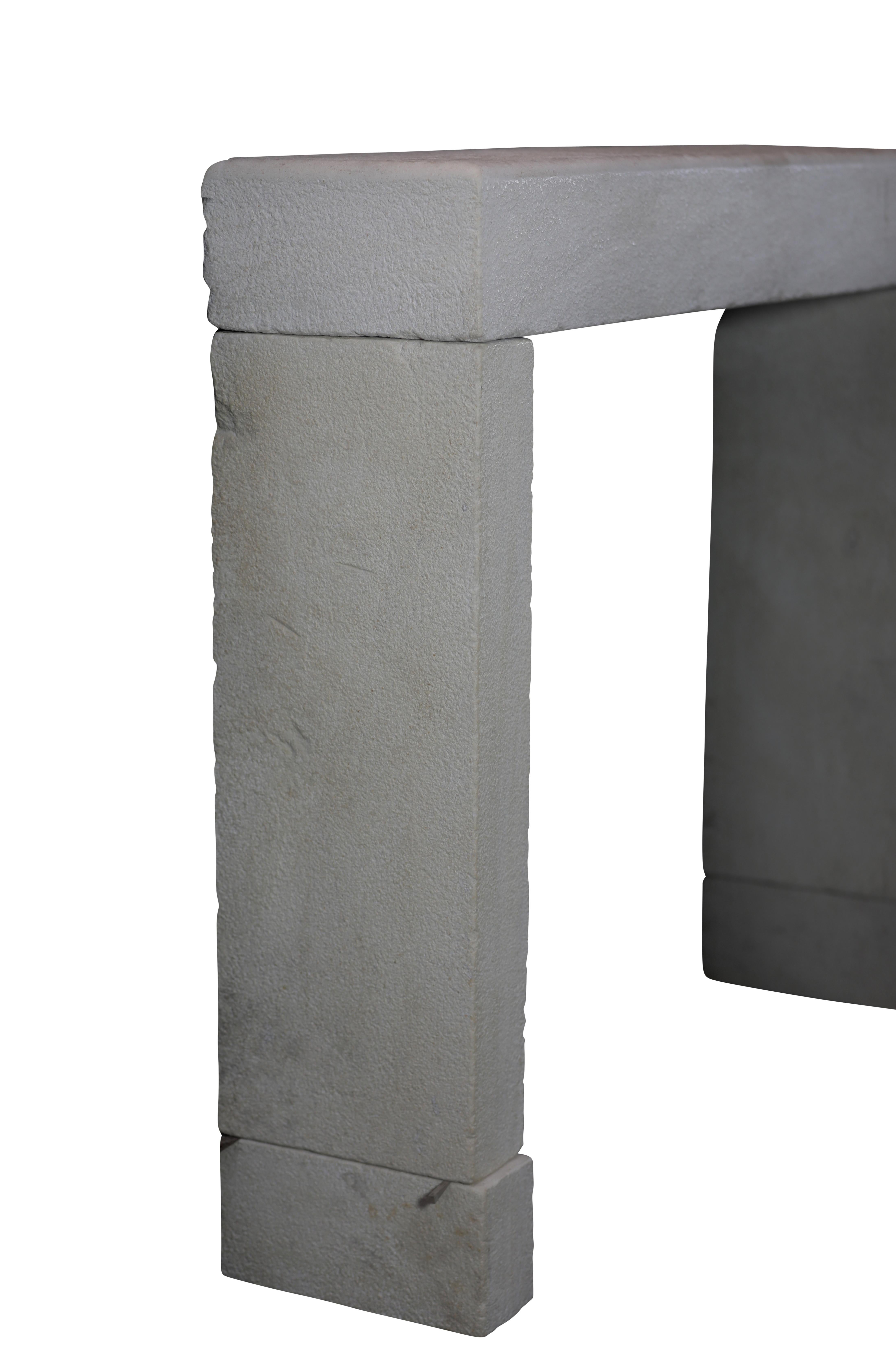 Mínimo Entorno de Chimenea de Piedra Caliza Beige Para una Decoración Intemporal en venta 7