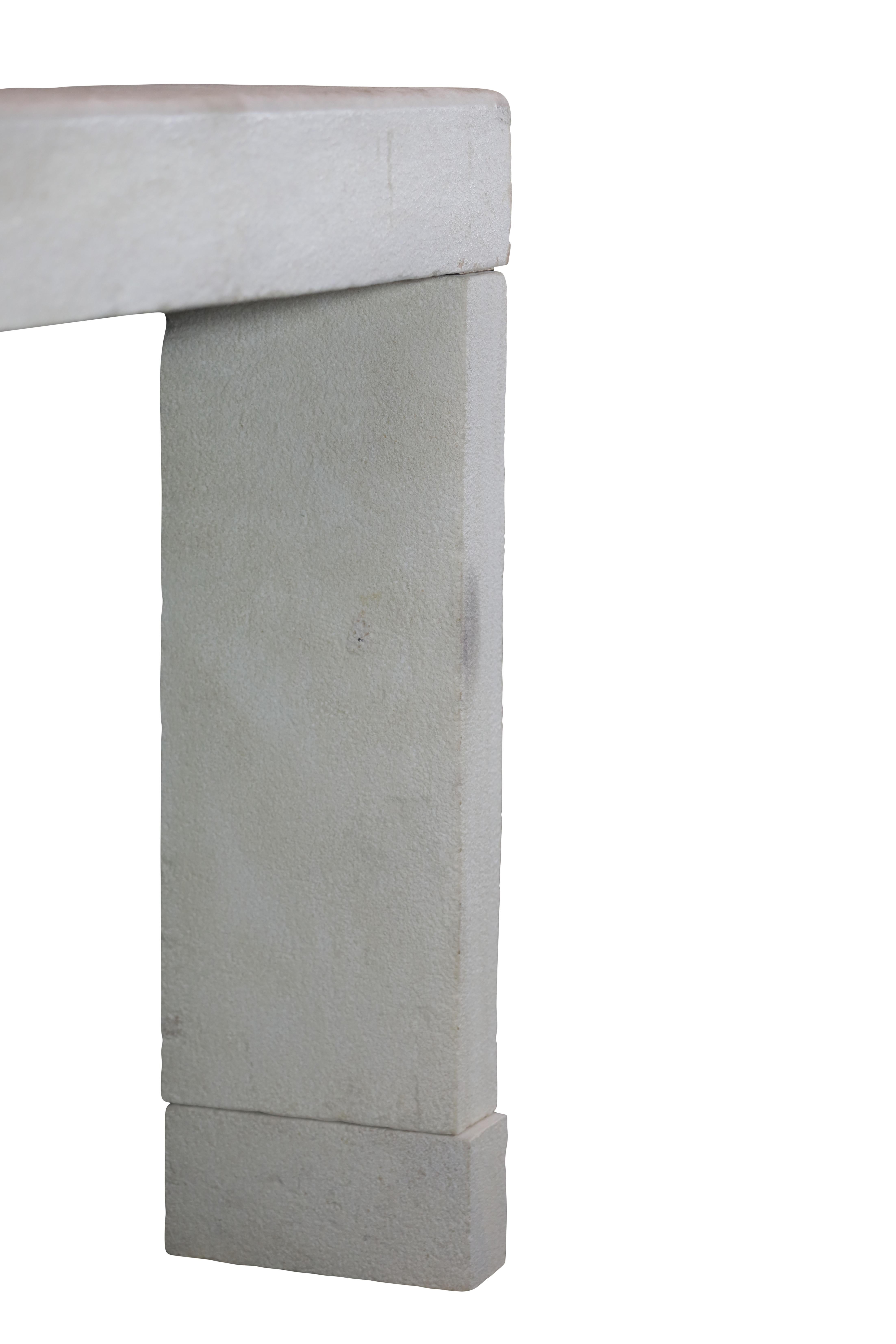 Mínimo Entorno de Chimenea de Piedra Caliza Beige Para una Decoración Intemporal en venta 8
