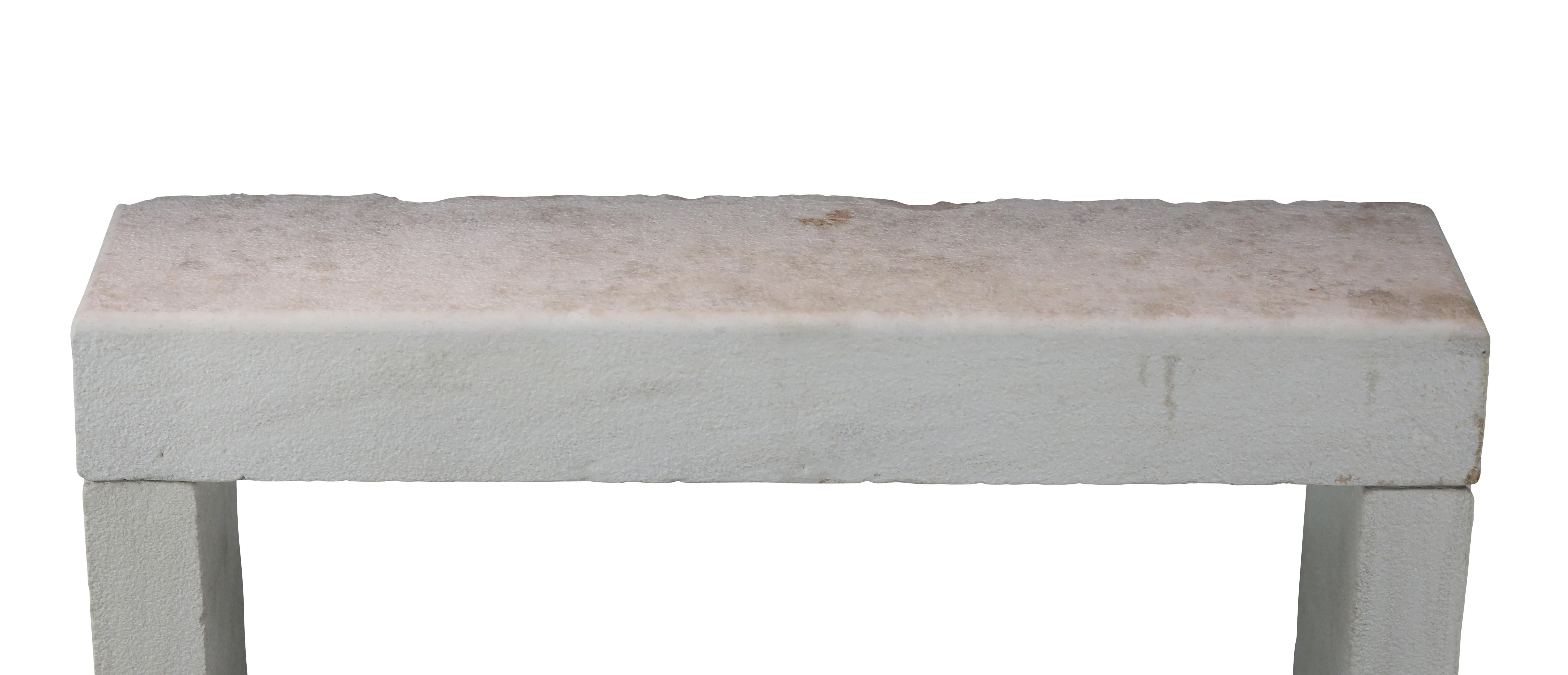 Mínimo Entorno de Chimenea de Piedra Caliza Beige Para una Decoración Intemporal en venta 10