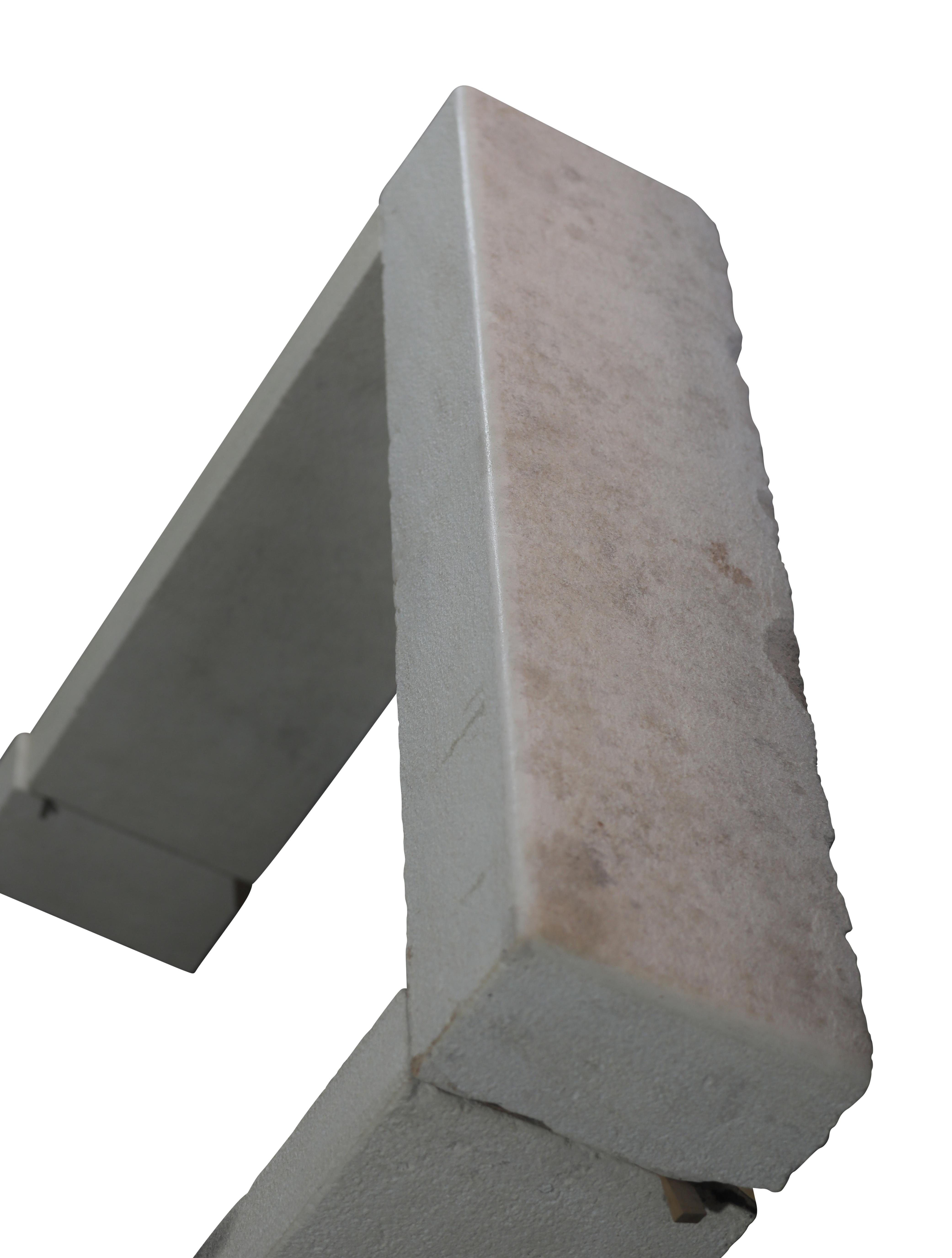 Mínimo Entorno de Chimenea de Piedra Caliza Beige Para una Decoración Intemporal en venta 11