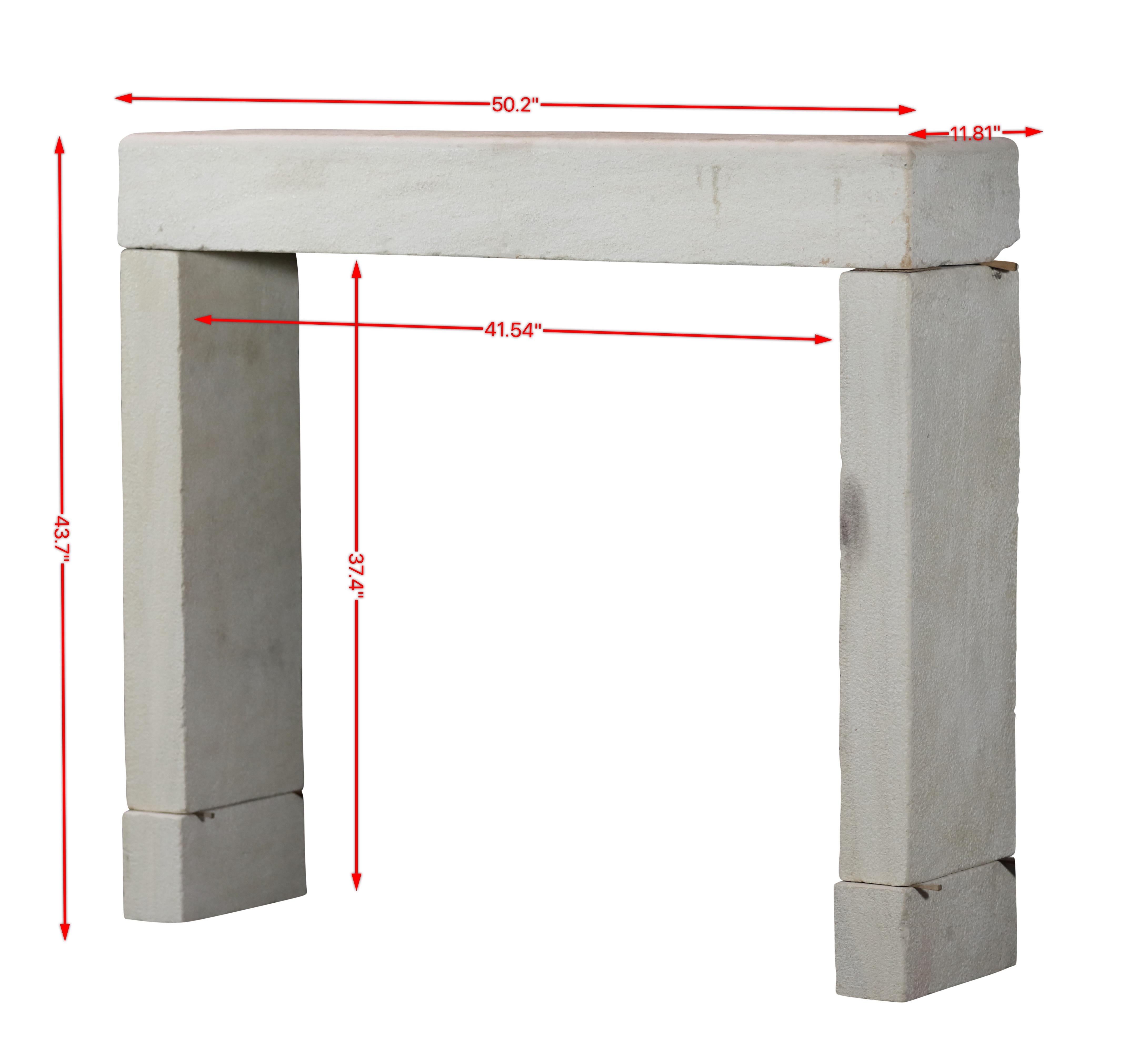 Entorno de chimenea intemporal de piedra caliza beige con algunos detalles artempestivos y esquinas redondeadas.
Medidas:
127,5 cm Anchura exterior 50,20 Pulgadas
111 cm Altura exterior 43,70 pulgadas
105,5 cm Anchura interior 41,54 Pulgadas
95 cm