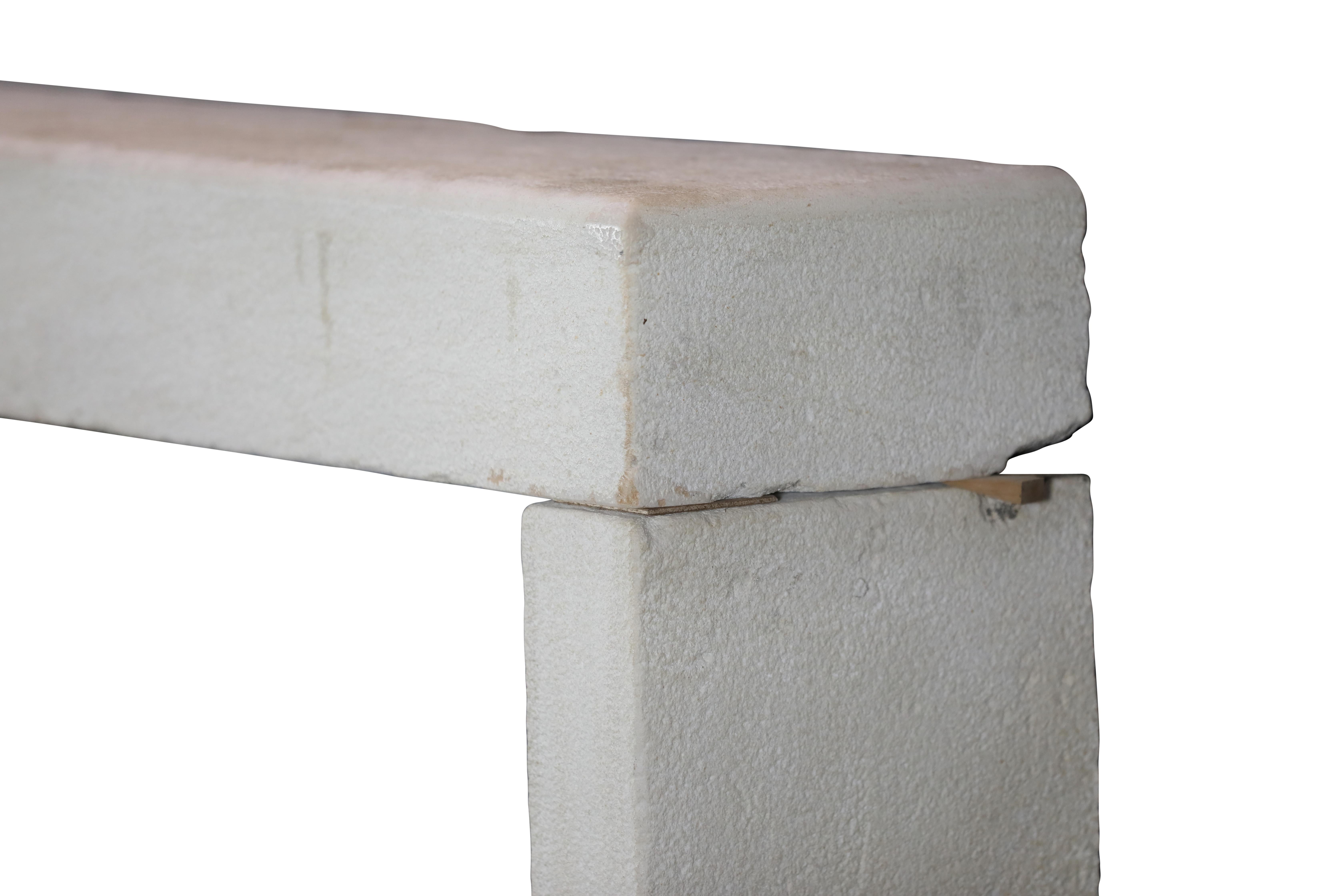 Mínimo Entorno de Chimenea de Piedra Caliza Beige Para una Decoración Intemporal Francés en venta