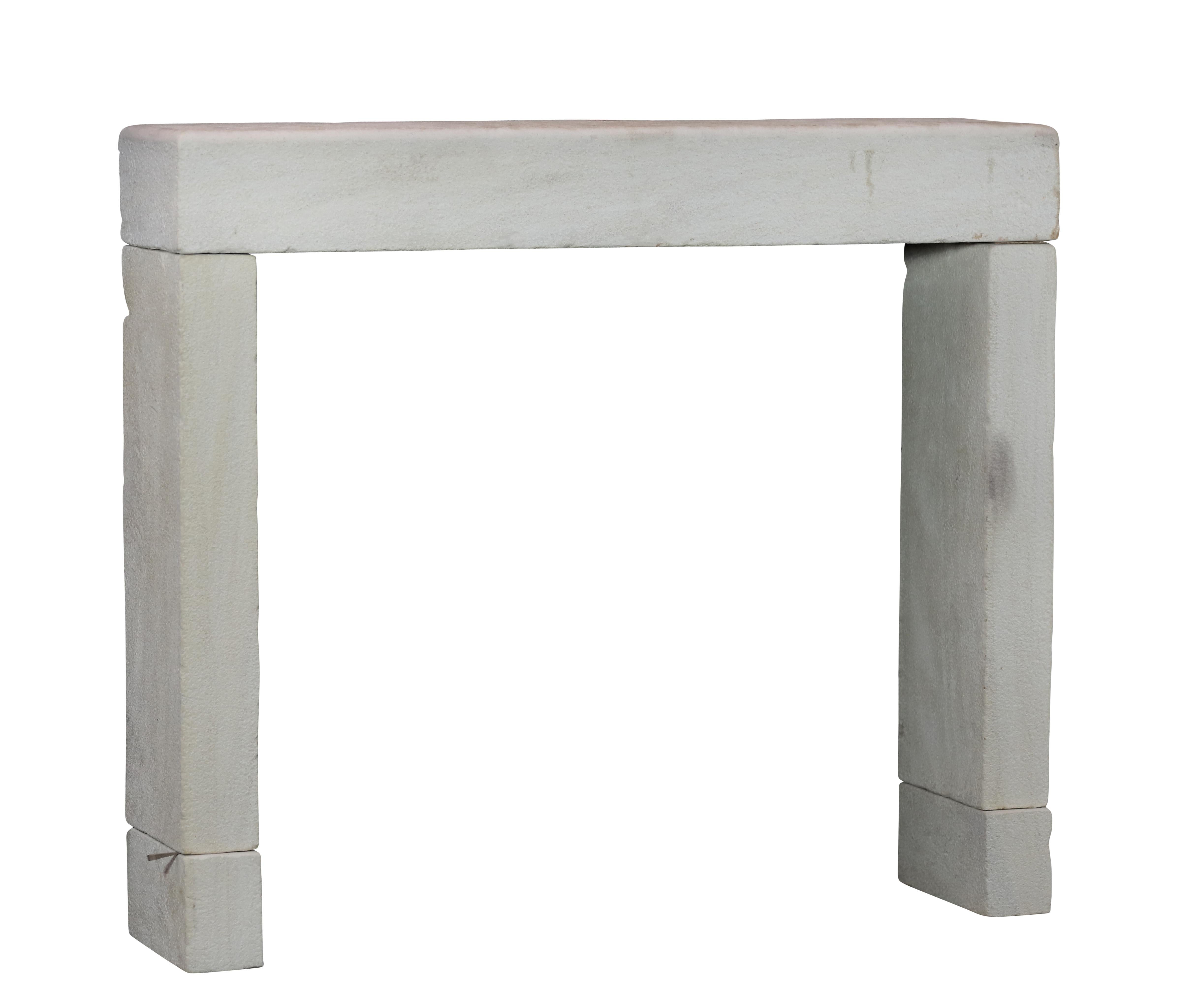 Mínimo Entorno de Chimenea de Piedra Caliza Beige Para una Decoración Intemporal Tallado a mano en venta