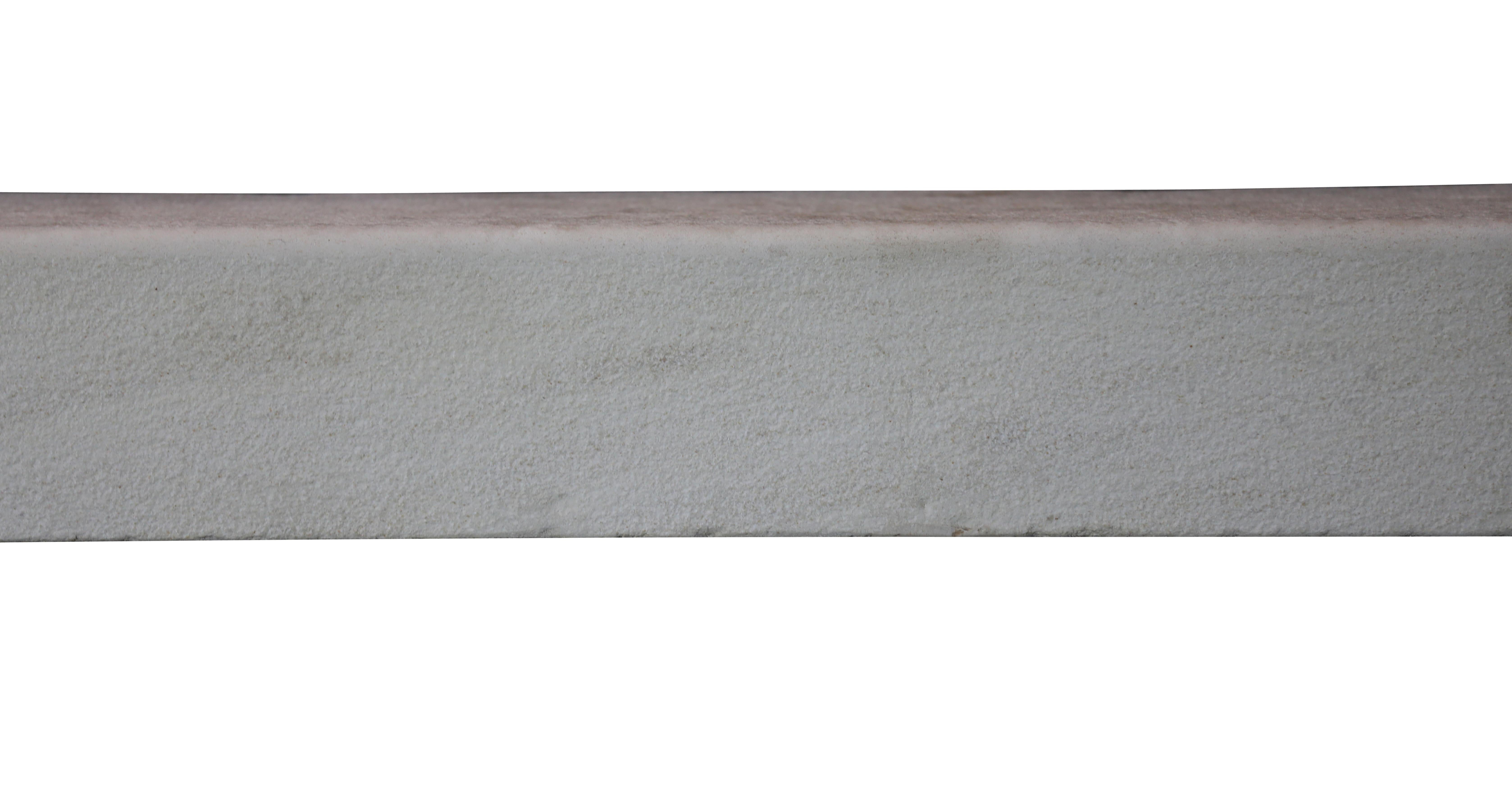 Mínimo Entorno de Chimenea de Piedra Caliza Beige Para una Decoración Intemporal en Bueno estado para la venta en Beervelde, BE