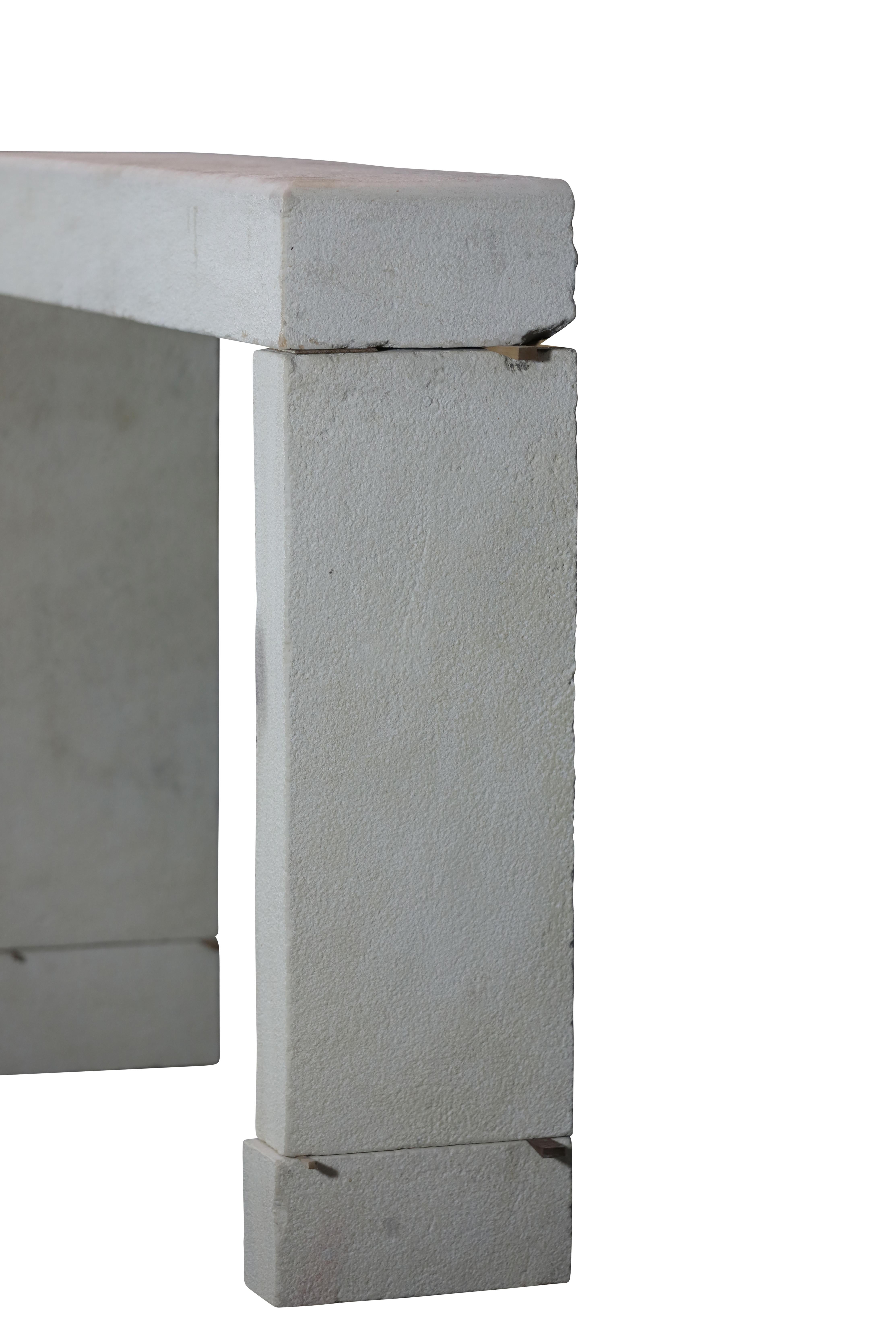 Mínimo Entorno de Chimenea de Piedra Caliza Beige Para una Decoración Intemporal siglo XIX en venta