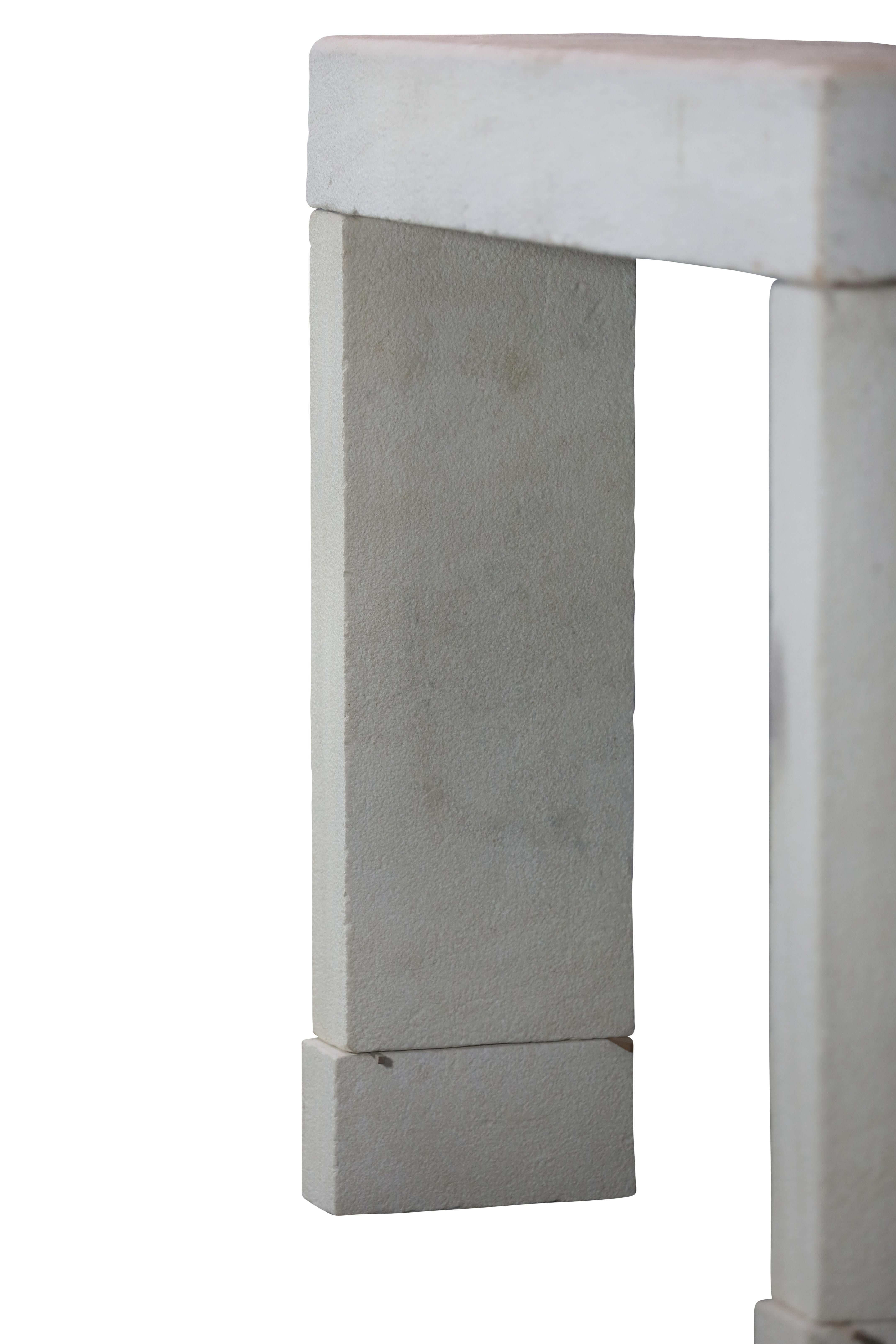 Mínimo Entorno de Chimenea de Piedra Caliza Beige Para una Decoración Intemporal en venta 1