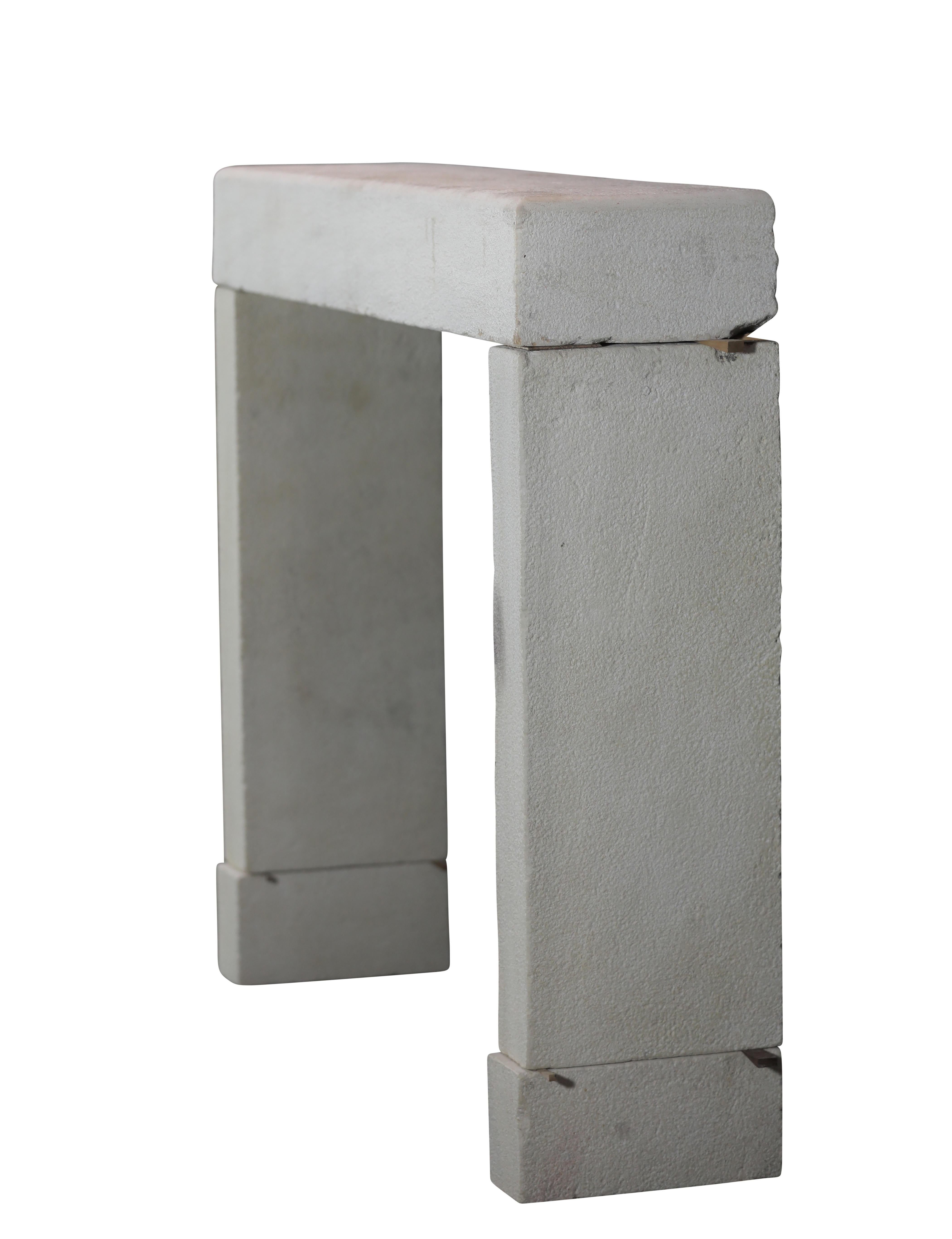 Mínimo Entorno de Chimenea de Piedra Caliza Beige Para una Decoración Intemporal en venta 2