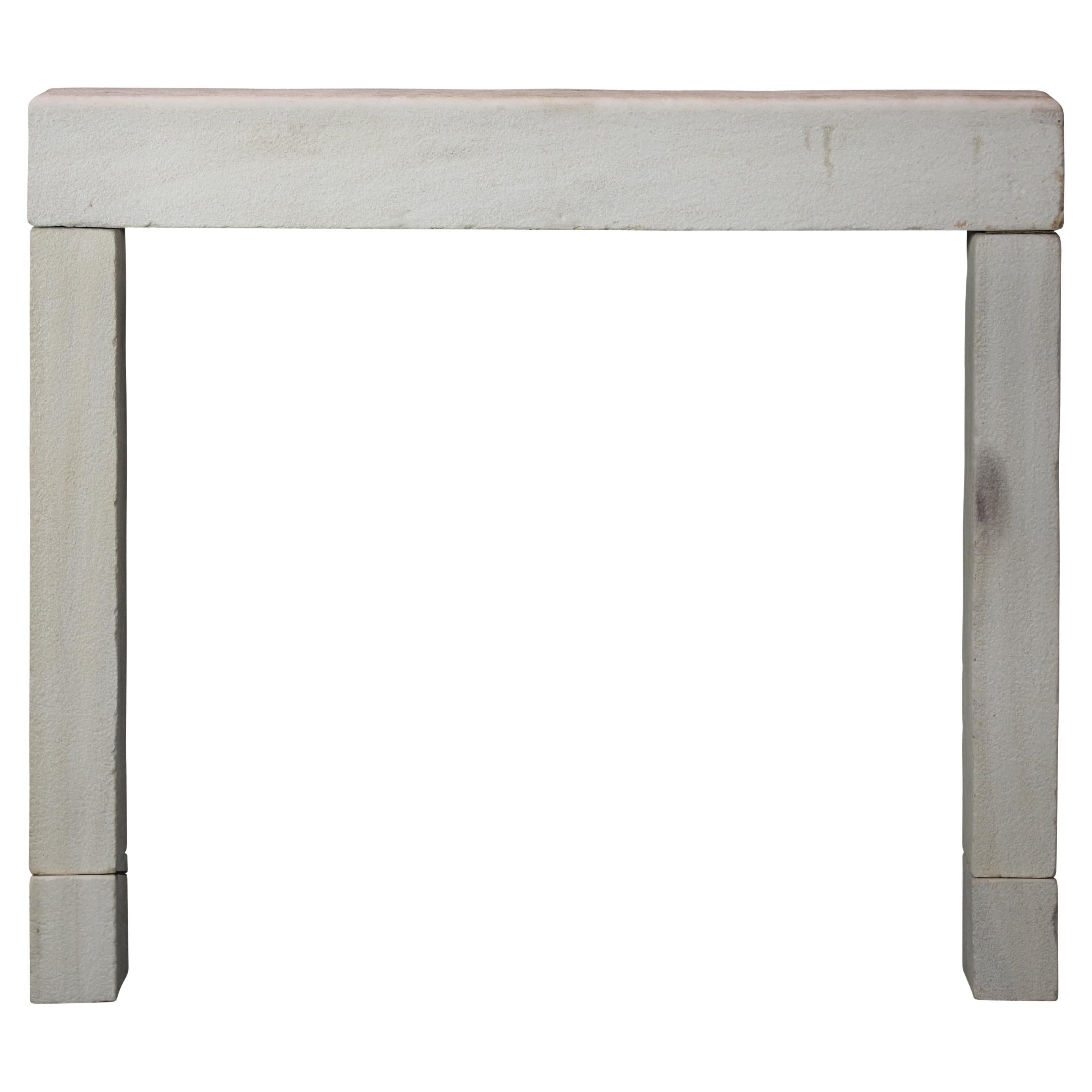 Mínimo Entorno de Chimenea de Piedra Caliza Beige Para una Decoración Intemporal en venta