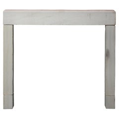 Mínimo Entorno de Chimenea de Piedra Caliza Beige Para una Decoración Intemporal