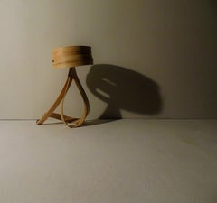 Lampada da tavolo minimal in legno di bentwood con finitura laccata di Raka Studio