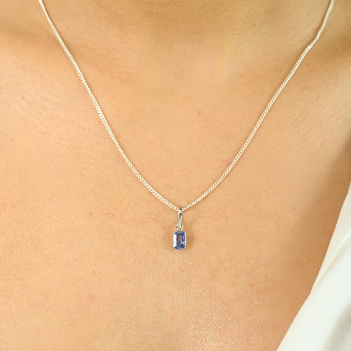 Ajoutez une touche d'élégance raffinée à votre collection de bijoux avec ce pendentif exquis, réalisé en or blanc 14 carats. Ce pendentif au charme intemporel est orné d'un saphir bleu de 0,62 carat taillé en coussin et serti sur un chaton pour en