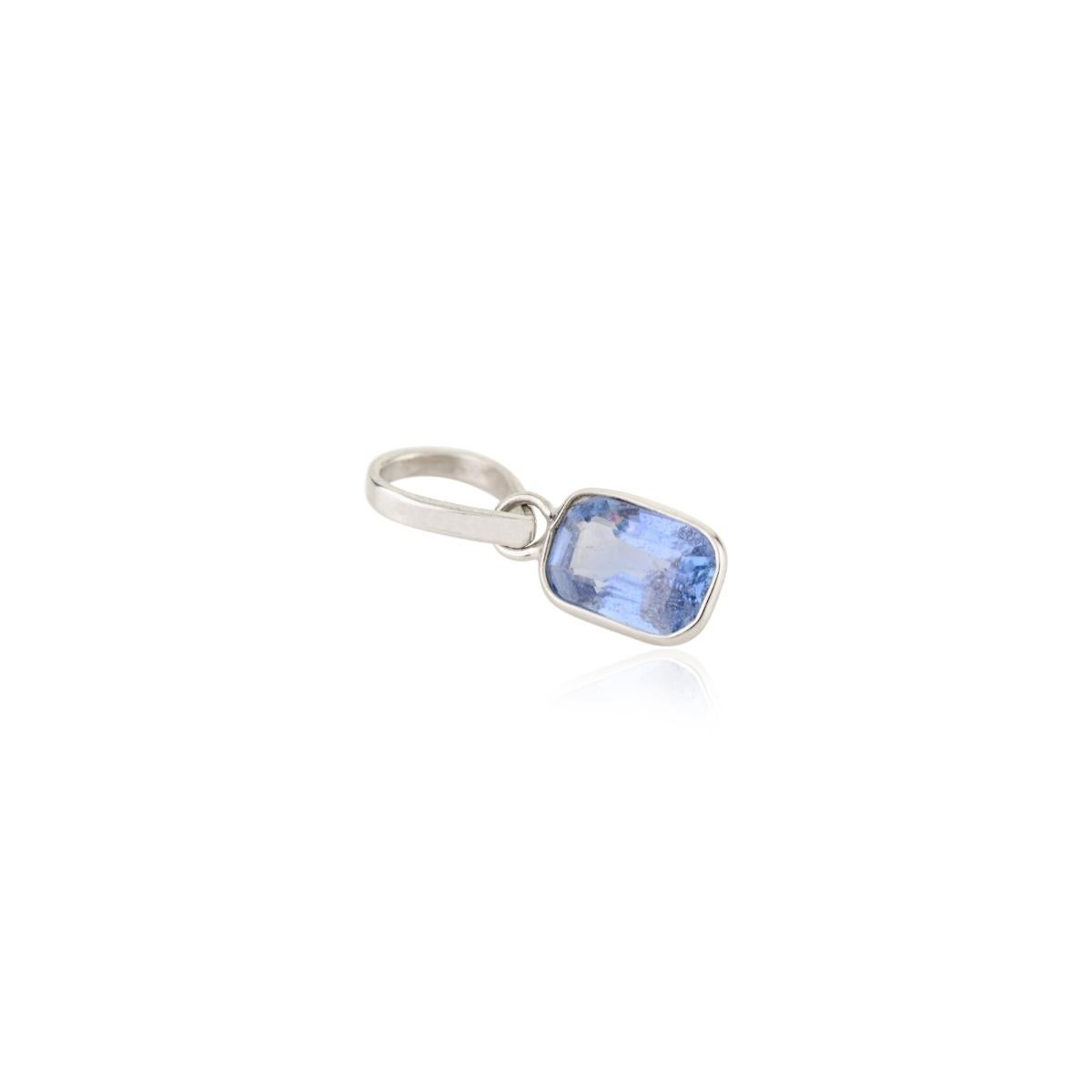 Moderne Pendentif en or blanc 14k serti d'un saphir bleu naturel Cadeau pour Elle en vente