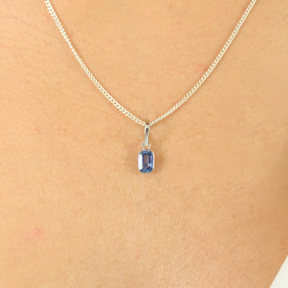Pendentif en or blanc 14k serti d'un saphir bleu naturel Cadeau pour Elle Pour femmes en vente