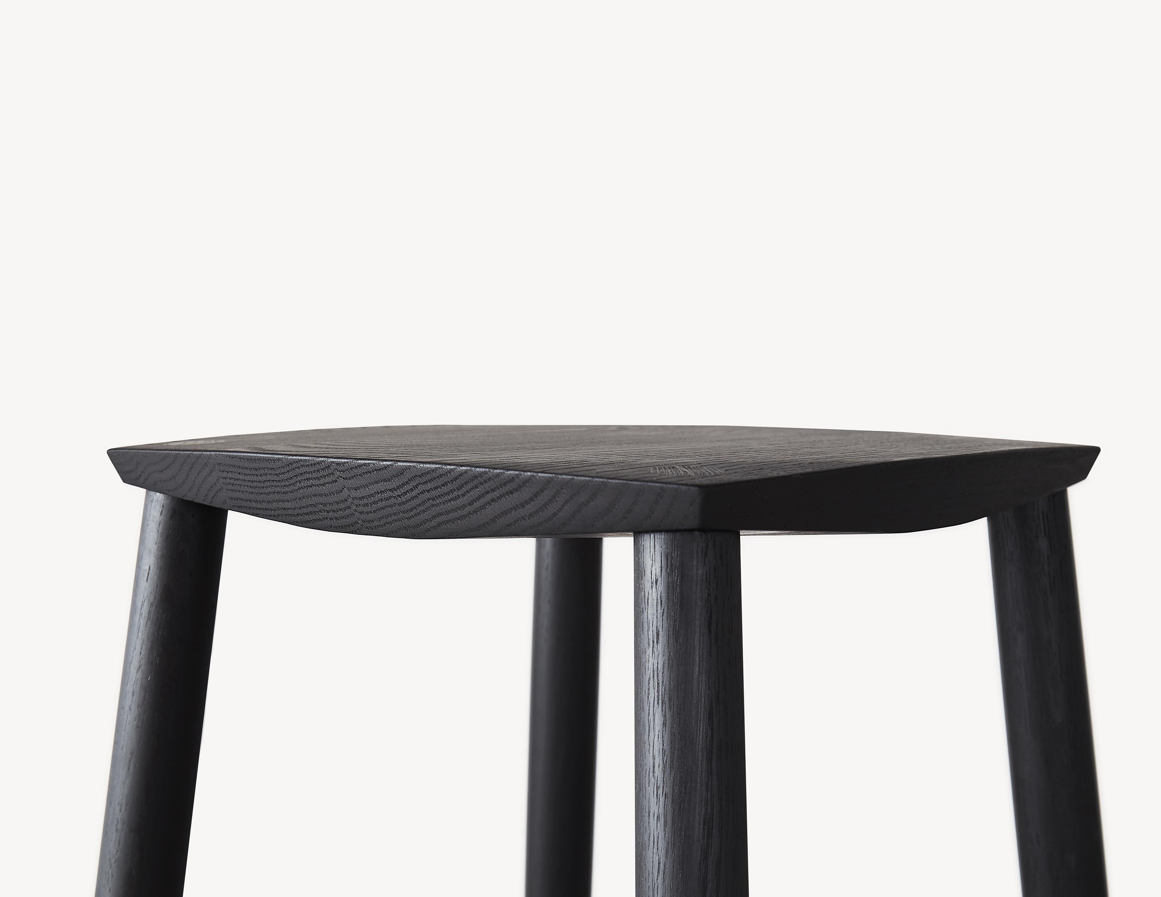 Annerito Sgabello da bar nero minimalista con poggiapiedi in ottone di Coolican & Company in vendita