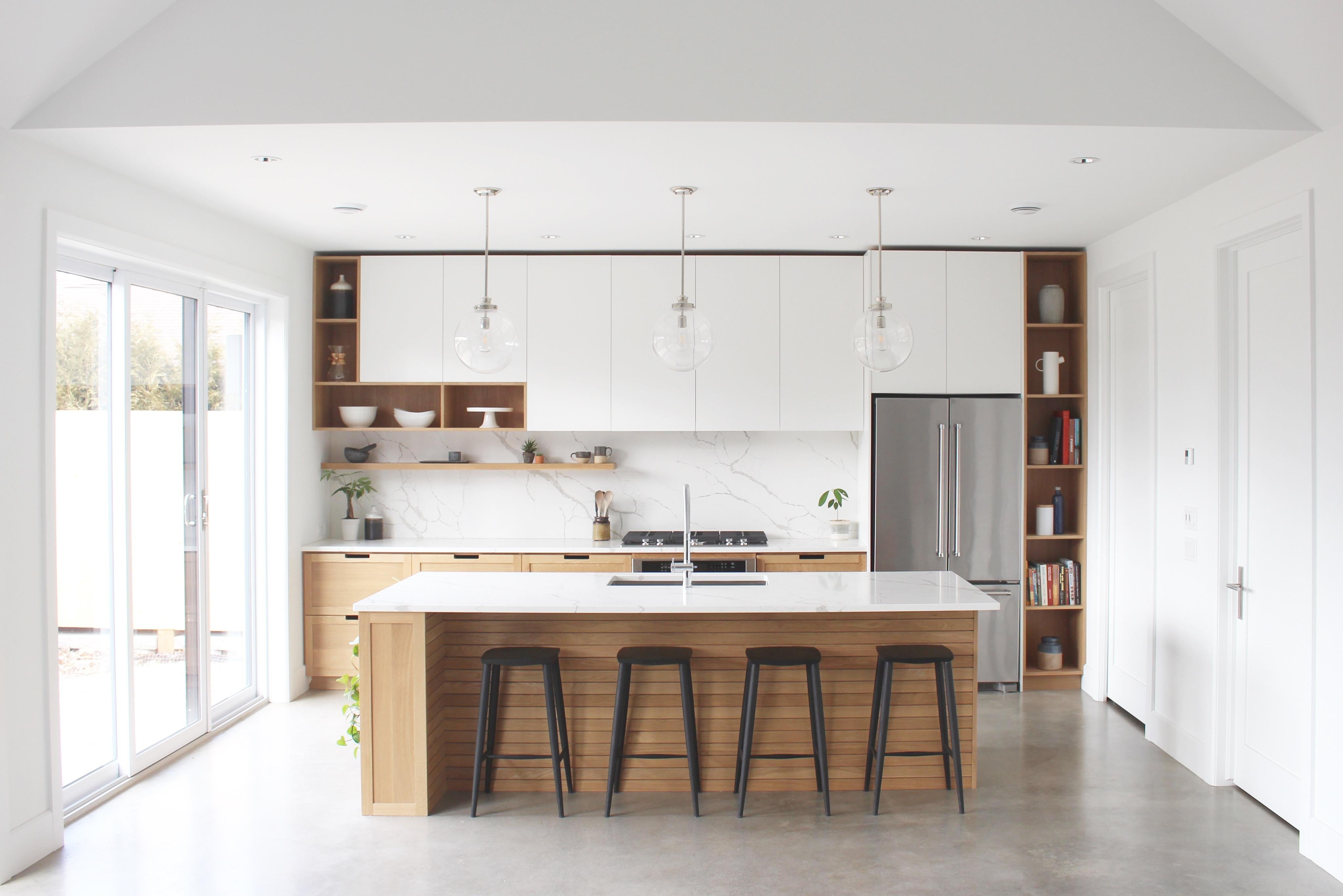 Sgabello da bar nero minimalista con poggiapiedi in ottone di Coolican & Company In condizioni Nuovo in vendita a Mississauga, Ontario