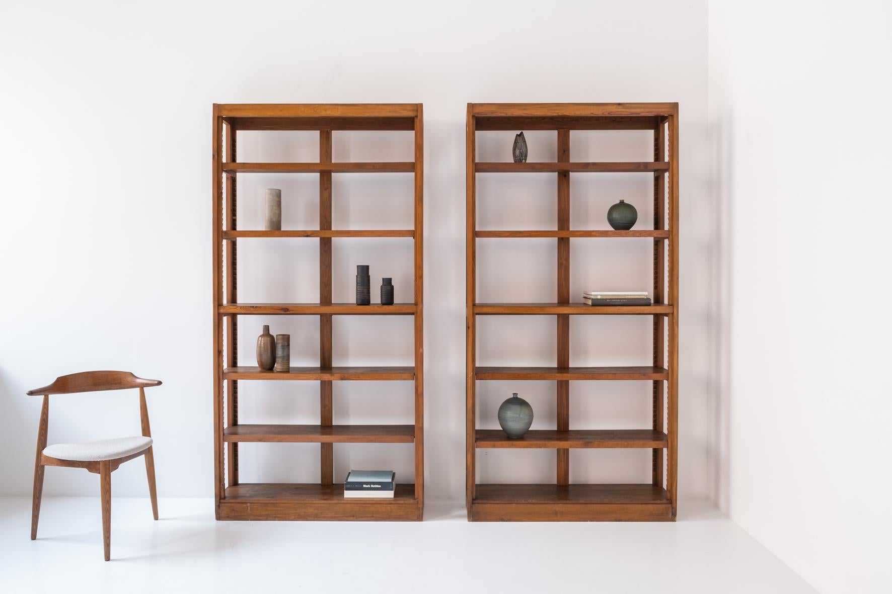 French Minimal bookcase in solid elm in the manner of Pierre Chapo, France 1960s