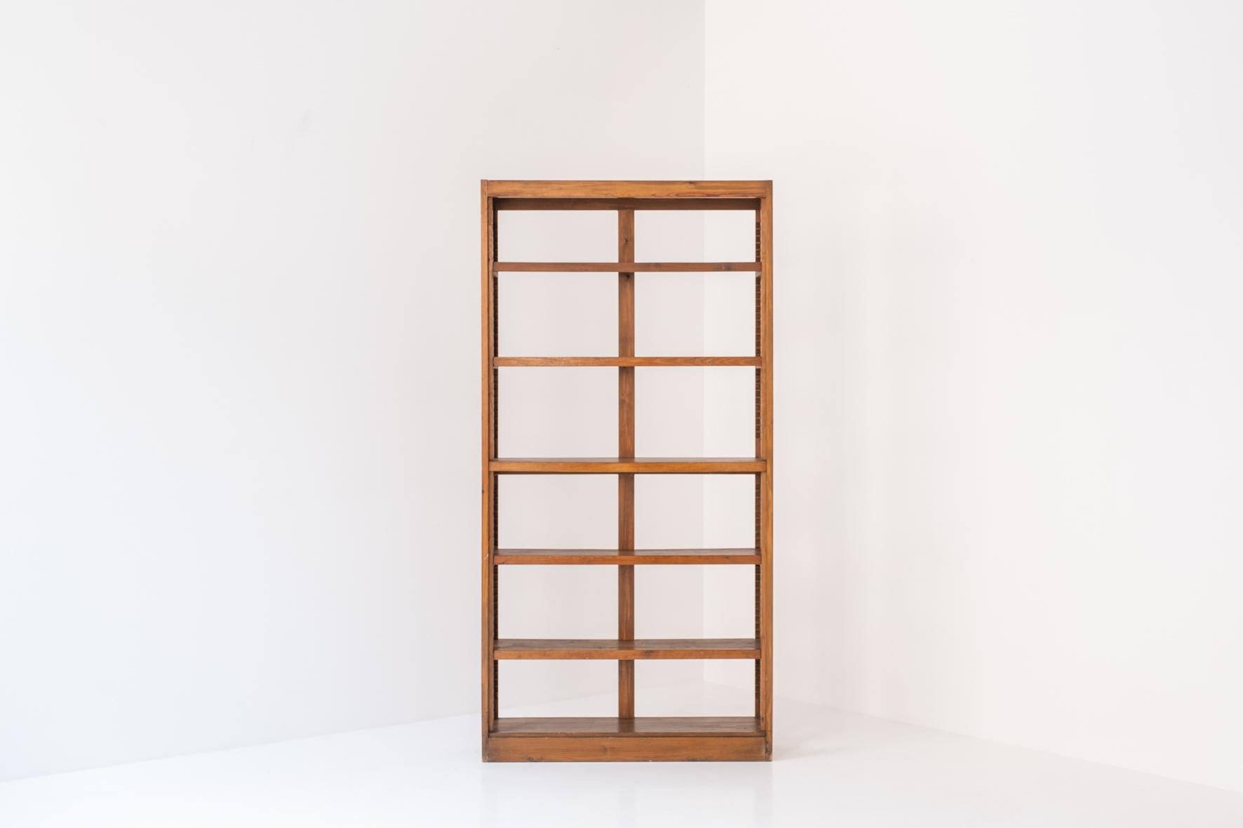 Minimal bookcase in solid elm in the manner of Pierre Chapo, France 1960s In Good Condition In Antwerp, BE