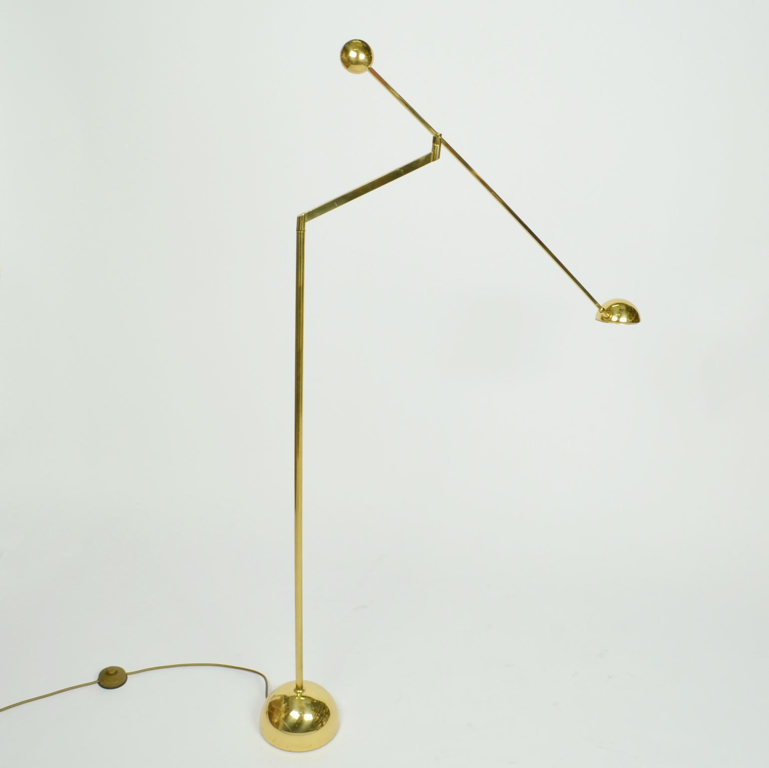 Minimal Brass Counter Balance 1970sFloor Lamp In Excellent Condition For Sale In London, GB