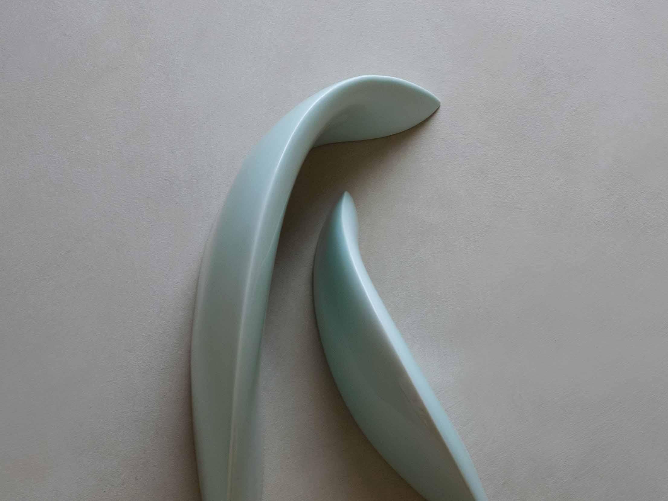 Coréen Sculpture de table abstraite - Paire de sculptures en céramique céladon de Soo Joo en vente