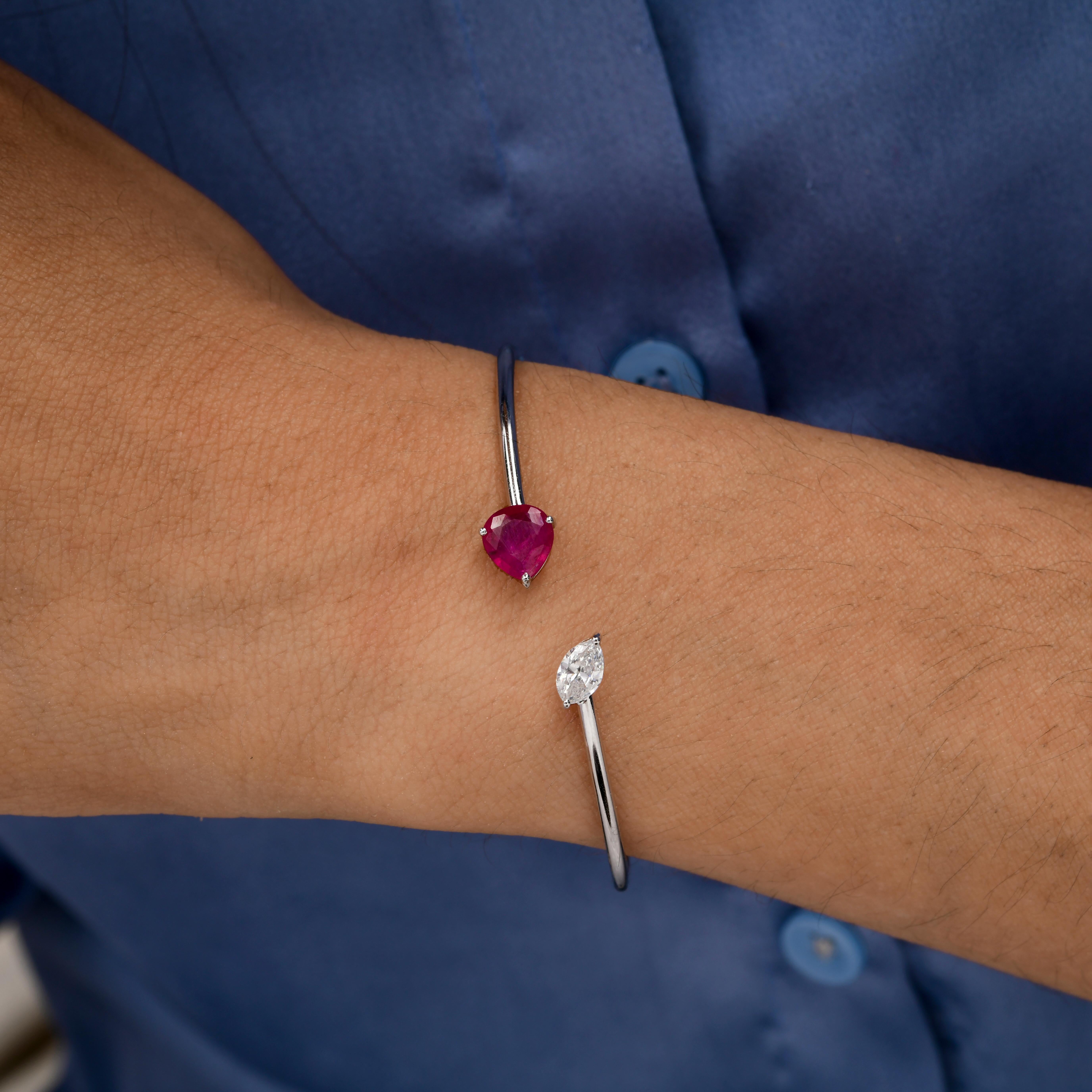 Dieses exquisite Armband aus 18-karätigem Gold ist mit 1,36 Karat natürlichen Rubinen und 0,43 Karat funkelnden Diamanten besetzt. Der Rubin ist ein Geburtsstein des Monats Juli und soll die emotionale Heilung fördern und Reichtum anziehen. Ein
