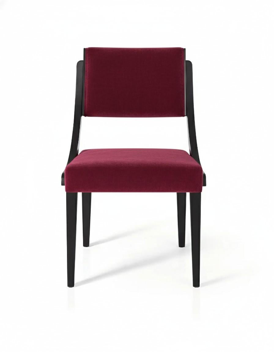 Il design minimalista delle sedie conferisce un senso di raffinatezza pur mantenendo il comfort. Costruito in
struttura in rovere nero e rivestimento in pelle color crema di alta qualità.
100% prodotto europeo fatto a mano.
Disponibile in COM e in